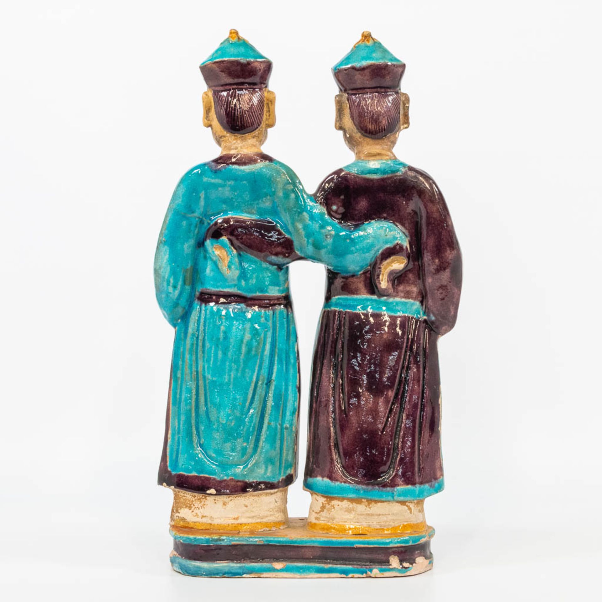 A statue made of glazed earthenware, a pair of Easern figurines. (8,5 x 24 x 41 cm) - Bild 7 aus 16
