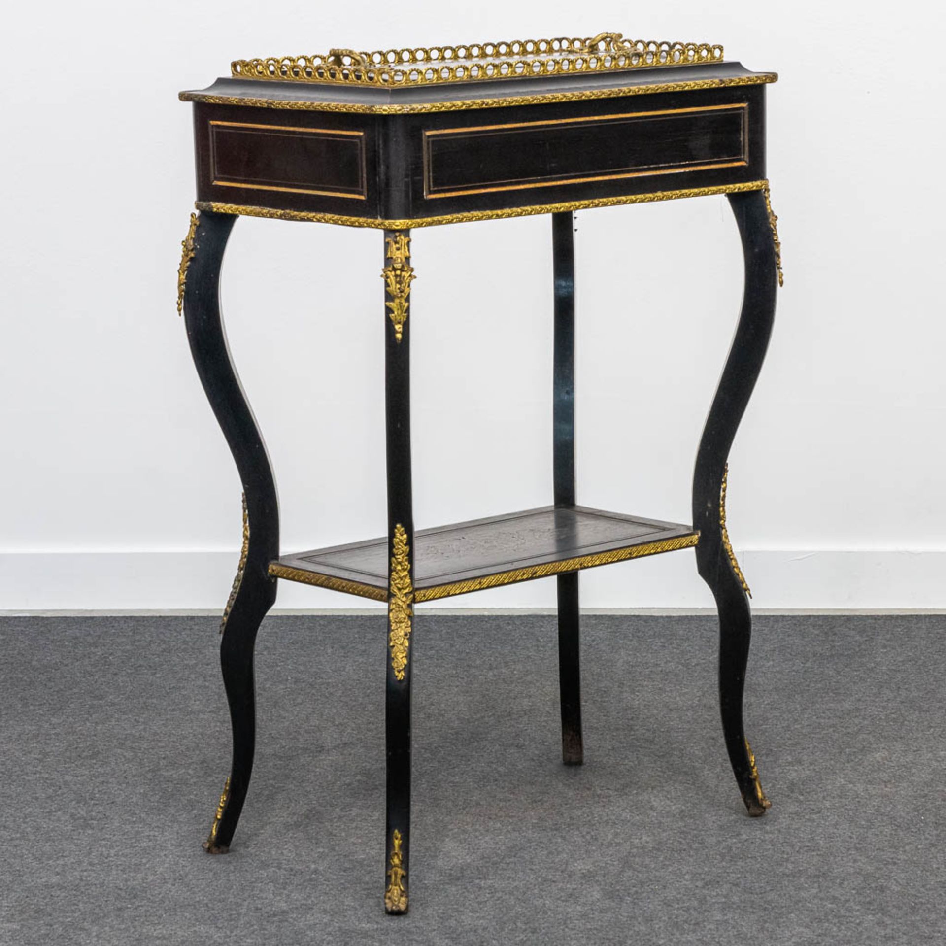 A Napoleon 3 side table, mounted with ormolu bronze and finished with a serving tray. (35 x 55 x 82 