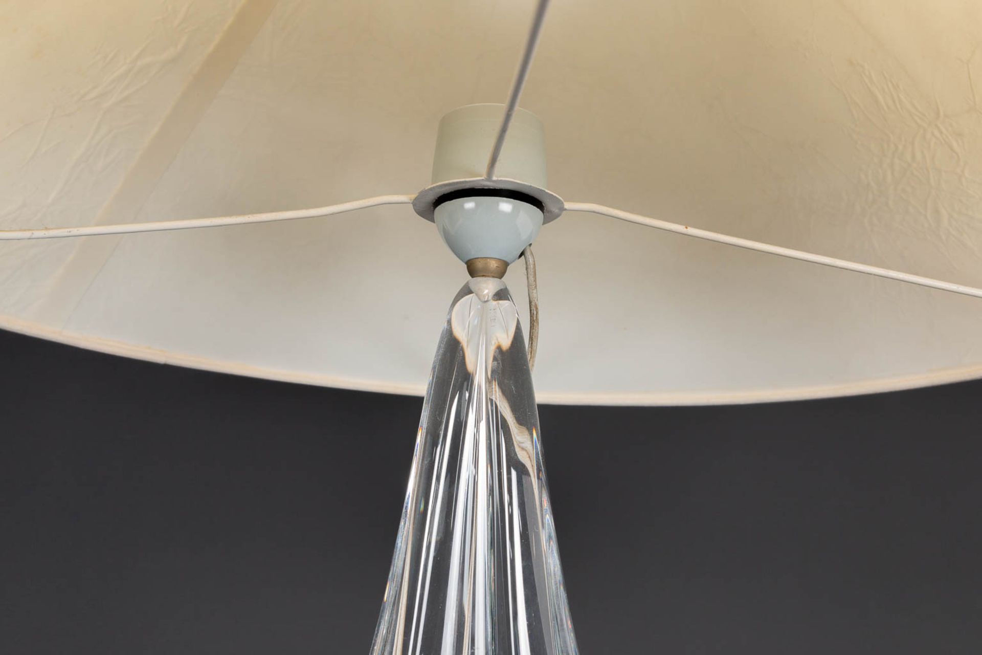 A Daum Nancy table lamp made of crystal with a fabric lamp shade. 20th century. (9 x 9 x 33 cm) - Image 5 of 12