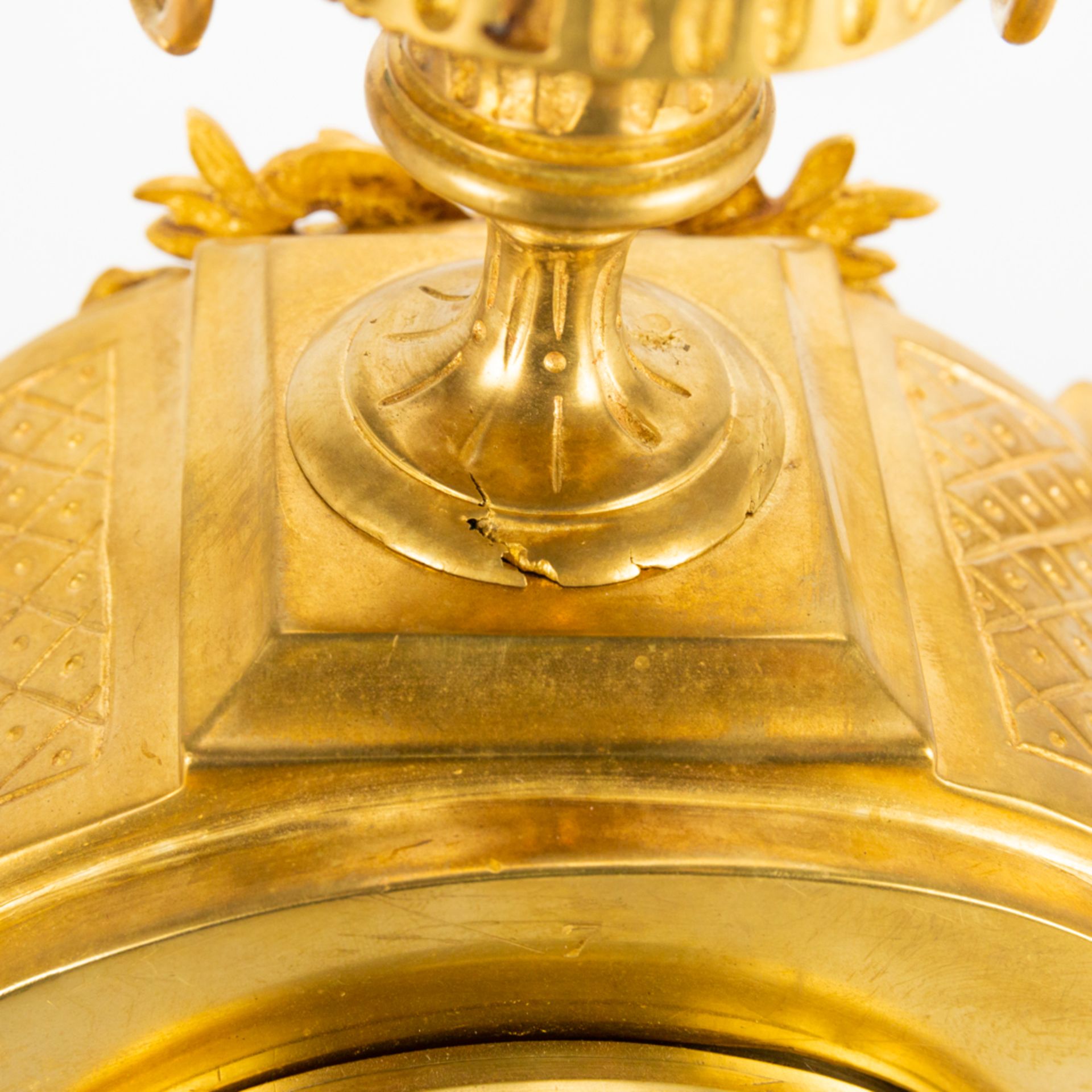 A ormolu gilt table clock made of bronze. 19th century. (10 x 17 x 31 cm) - Image 12 of 16