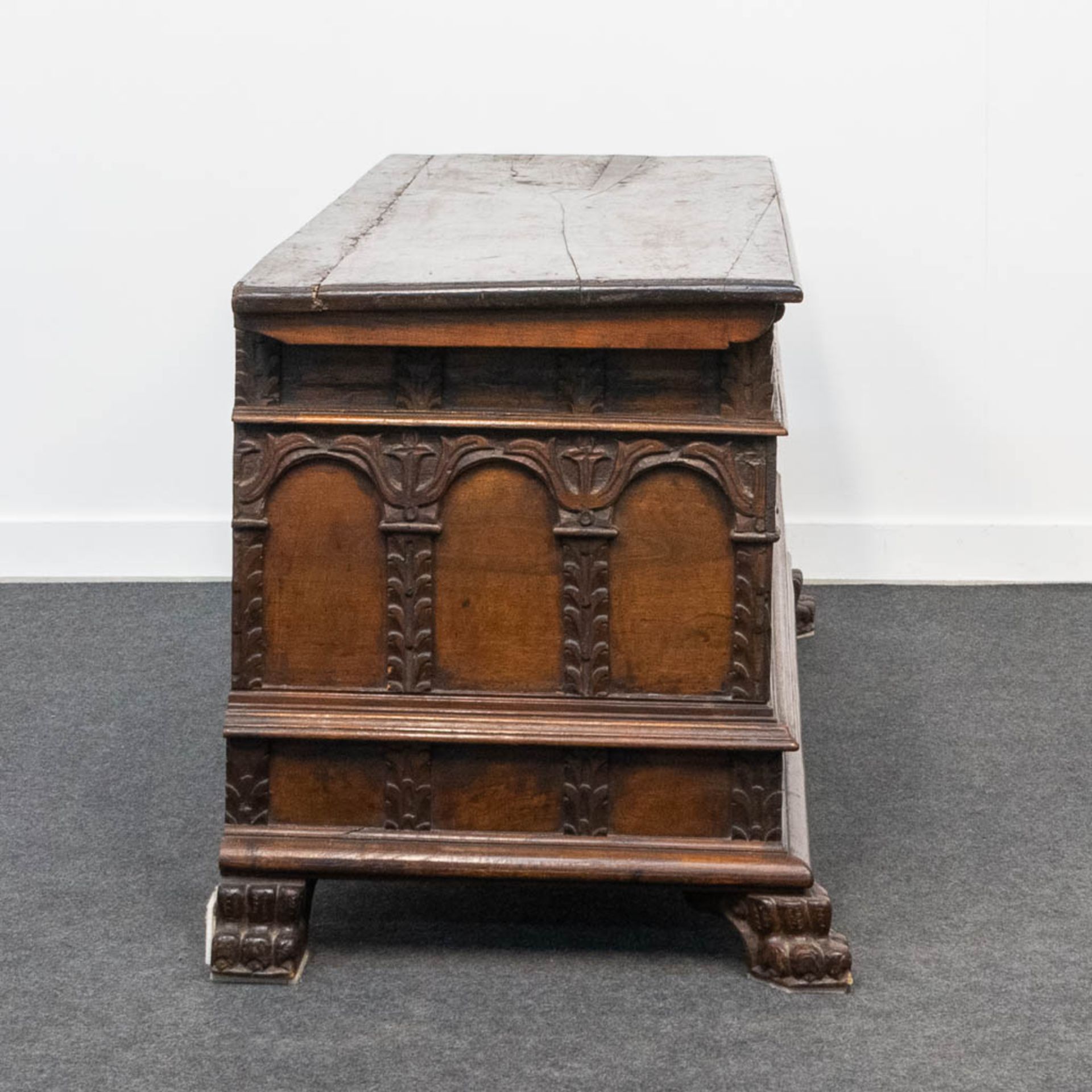An antique chest, probably of Southern European origin. 18th century. (57 x 142 x 63 cm) - Bild 8 aus 15
