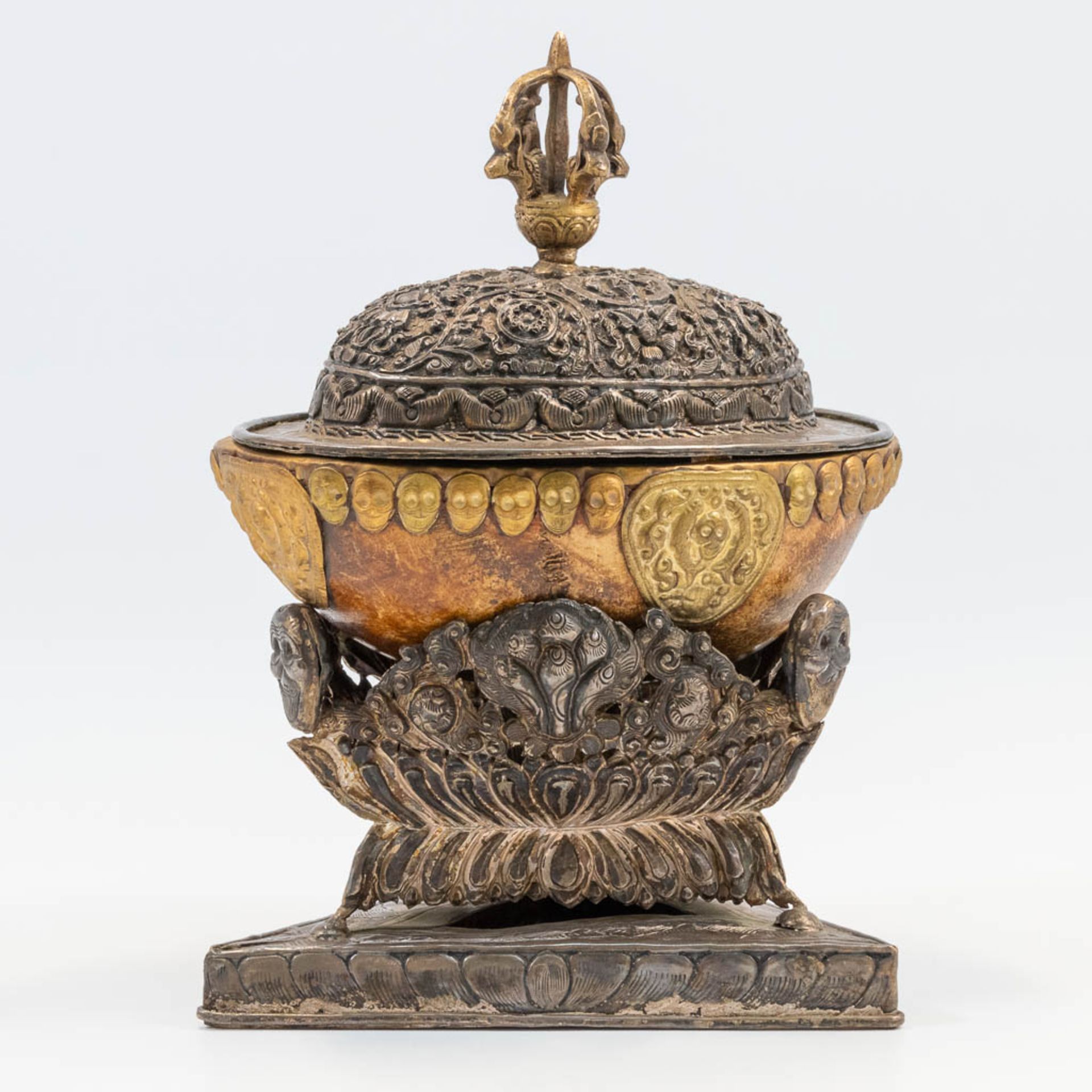 An antique Tibetan Kapala, made of a skull, decorated with brass and silver-plated elements. Decorat - Bild 4 aus 14