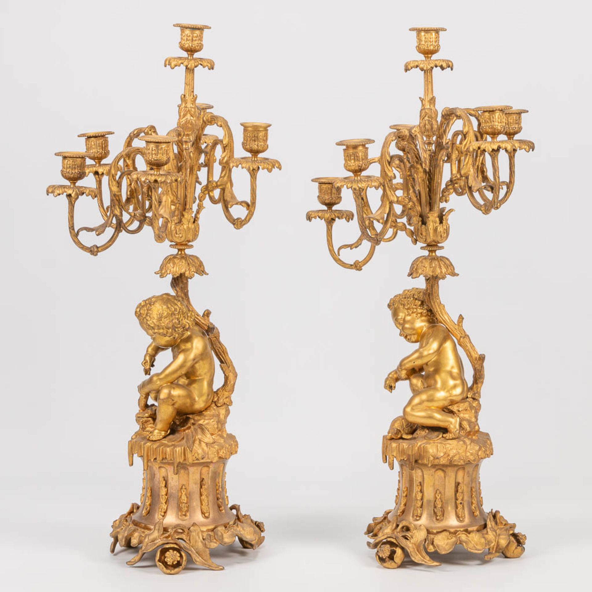 A pair of neoclassical candelabra decorated with putti, playing with pets. 19th century. (30 x 33 x  - Bild 5 aus 17