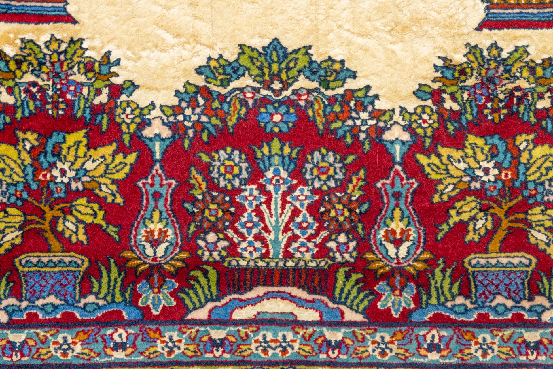 An Oriental hand-made and signed carpet, made of Cashemir. Combination of wool and silk. (185 x 123 - Image 8 of 9