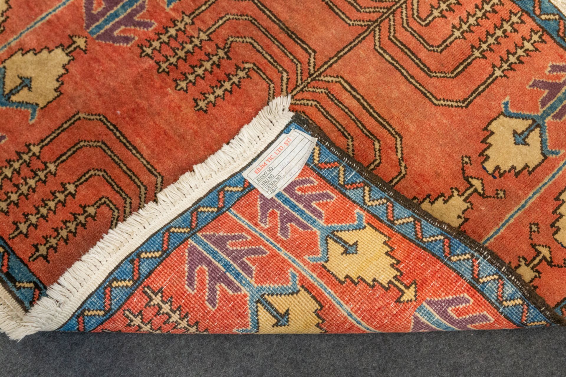 A collection of 2 eastern Kelim hand-made carpets. (84 x 272)(85 x 101). - Bild 10 aus 17
