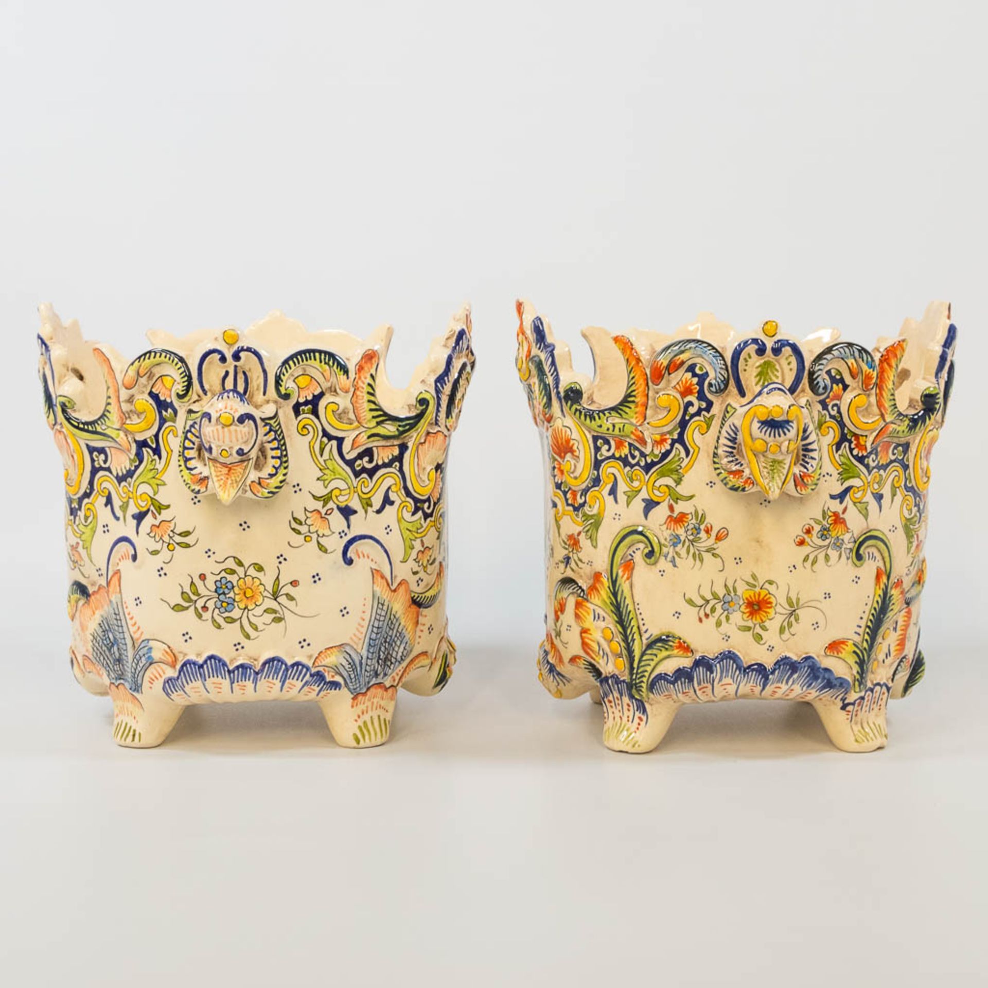 A pair of cache-pots with hand-painted decor, made of faience in Rouen, France. (23 x 27 x 22 cm) - Bild 8 aus 17