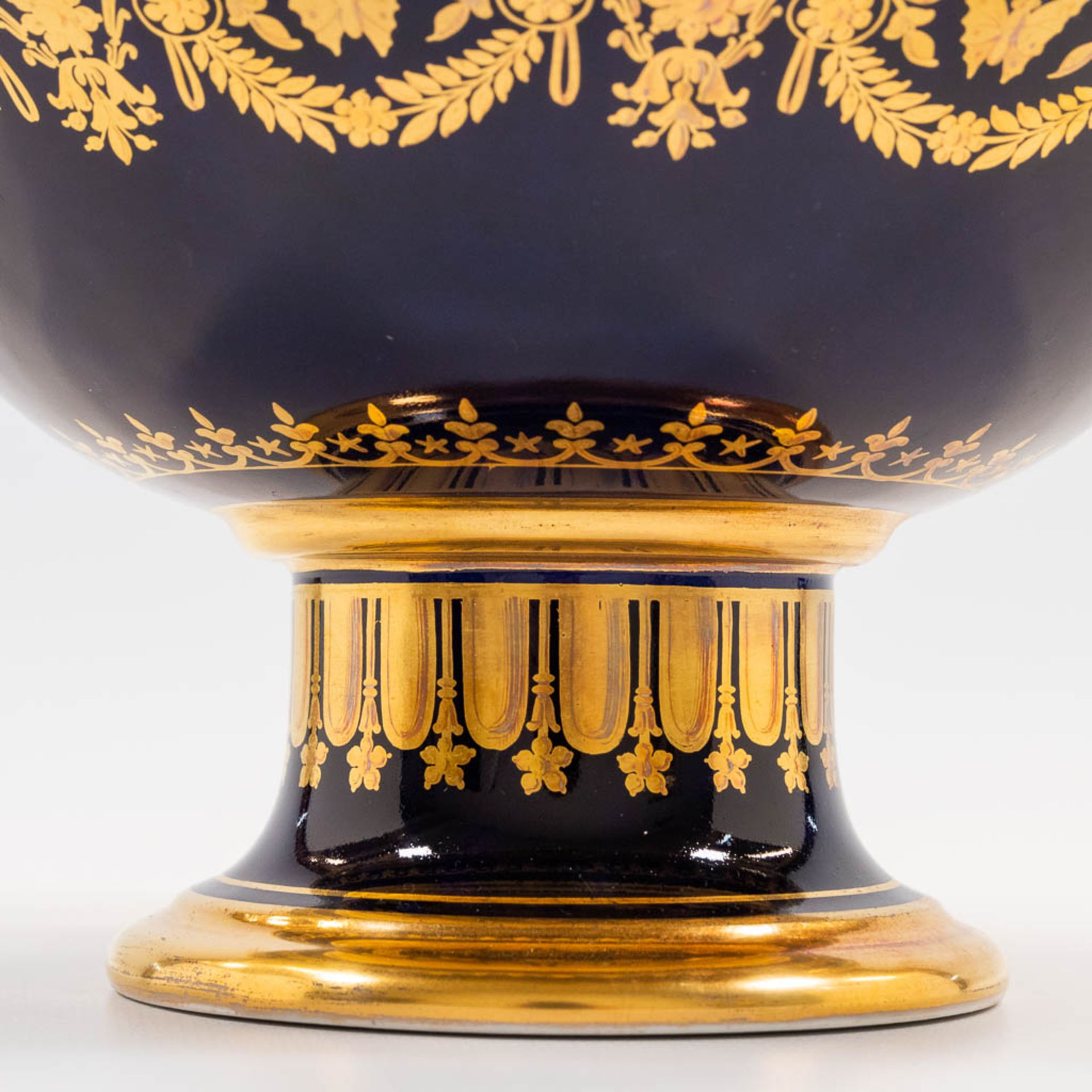 A tazza made in Limoges with cobalt blue and gold hand-painted decor. (11 x 21 cm) - Bild 9 aus 9