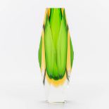 a Sommerso glass vase stickered Vetri Murano . (7 x 7 x 25 cm)