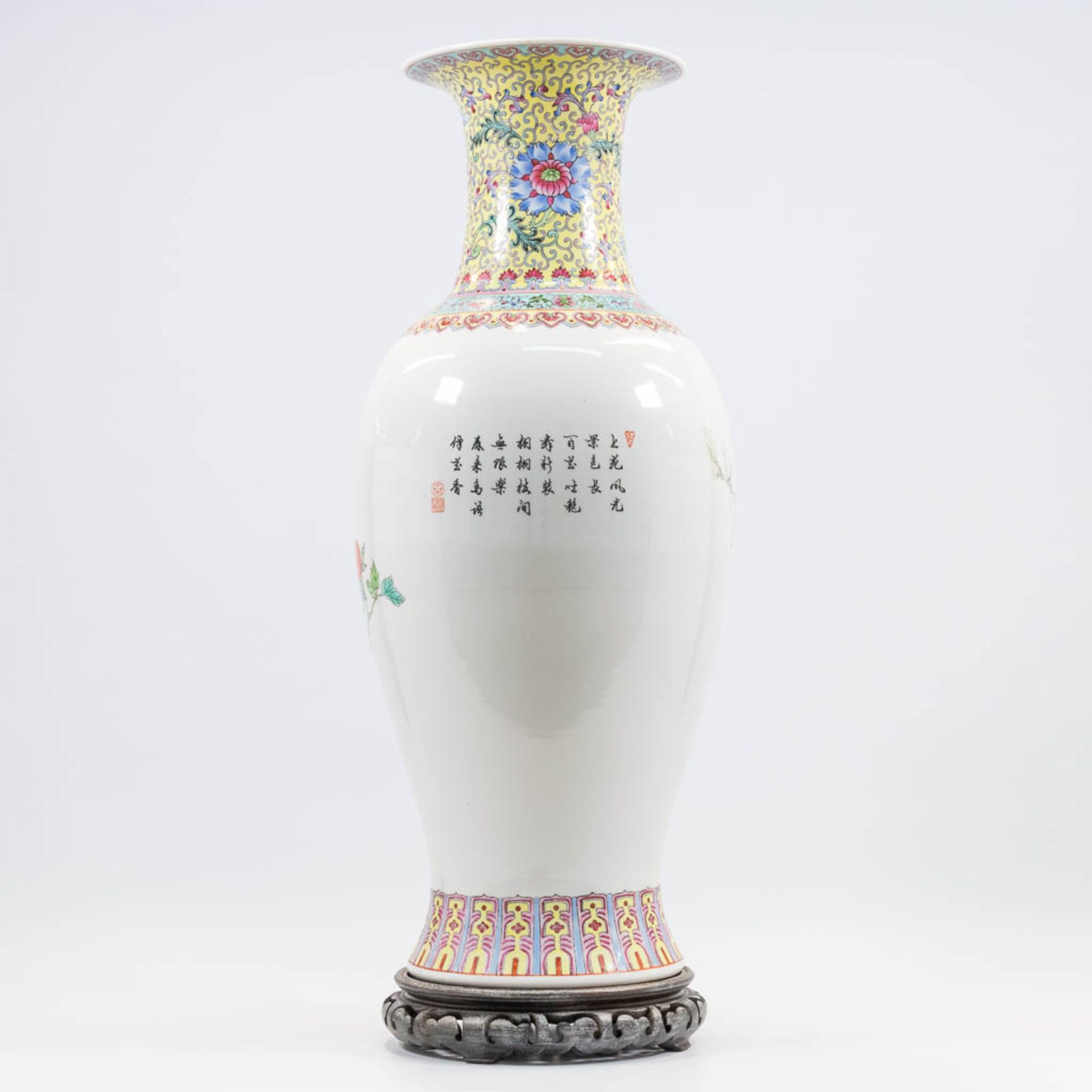 A  Chinese vase with decor of peonies and birds. The second half of the 20th century. (60 x 26 cm) - Bild 2 aus 13
