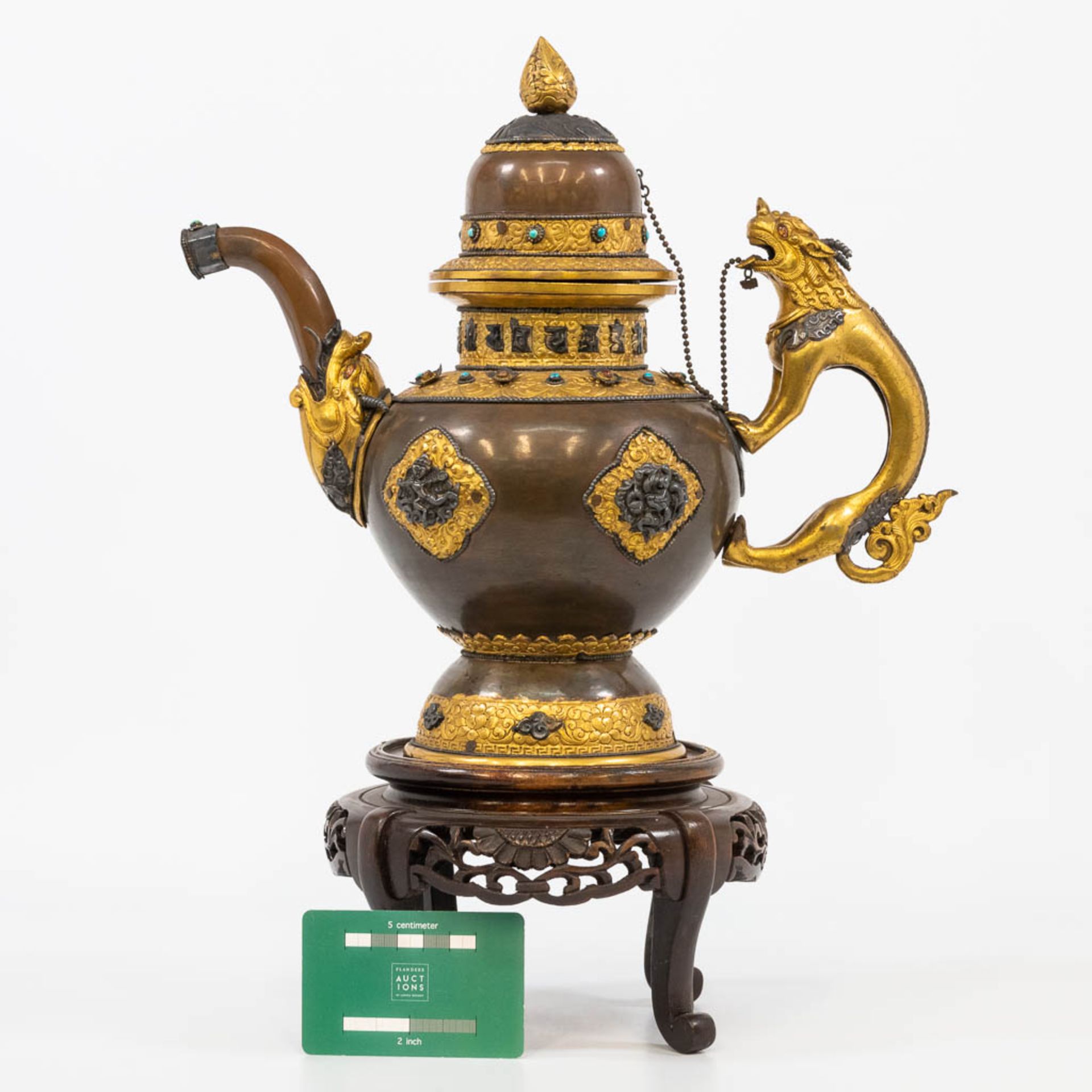 An exceptional Tibetan/Nepalese ceremonial ewer made of copper with gilt decorations - Bild 10 aus 20