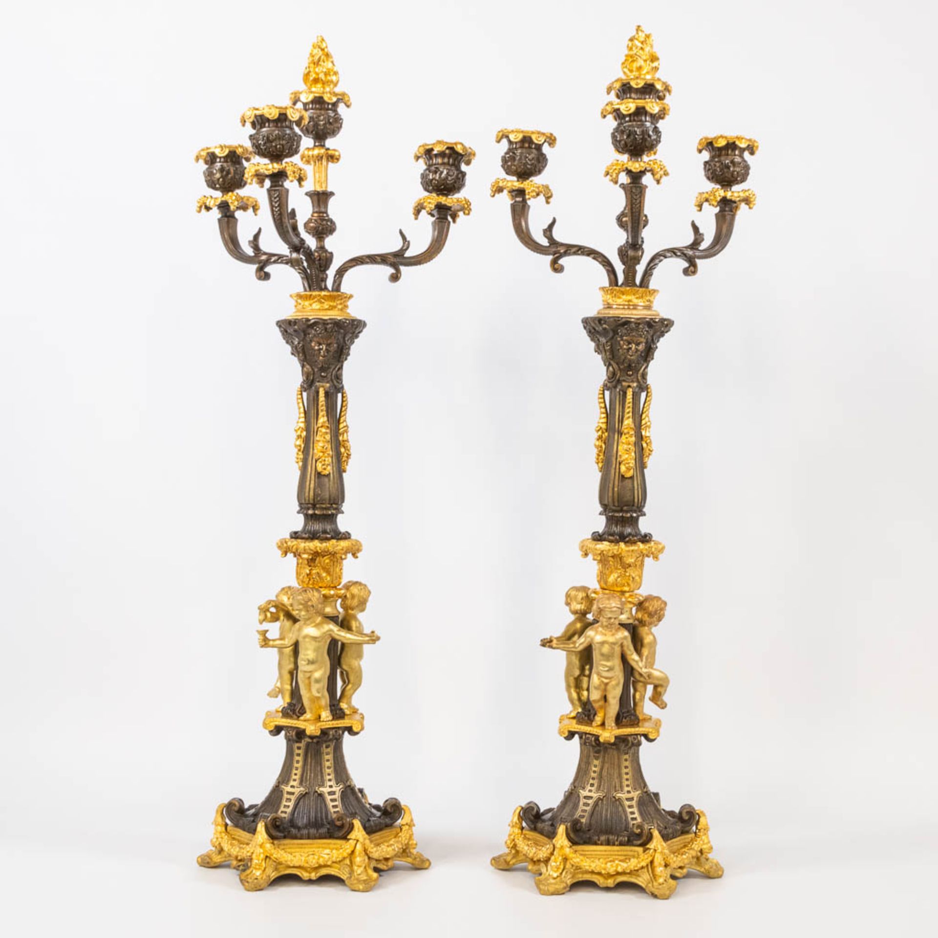 A pair of candelabra decorated with putti, combination of patinated and gilt bronze. 19th century. ( - Bild 6 aus 13
