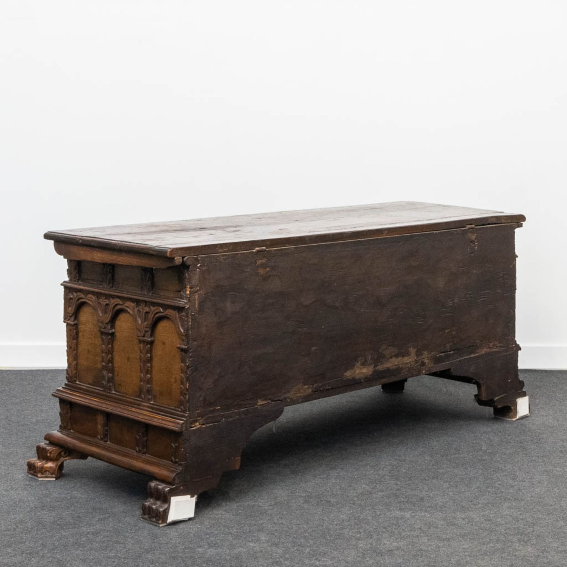 An antique chest, probably of Southern European origin. 18th century. (57 x 142 x 63 cm) - Bild 6 aus 15