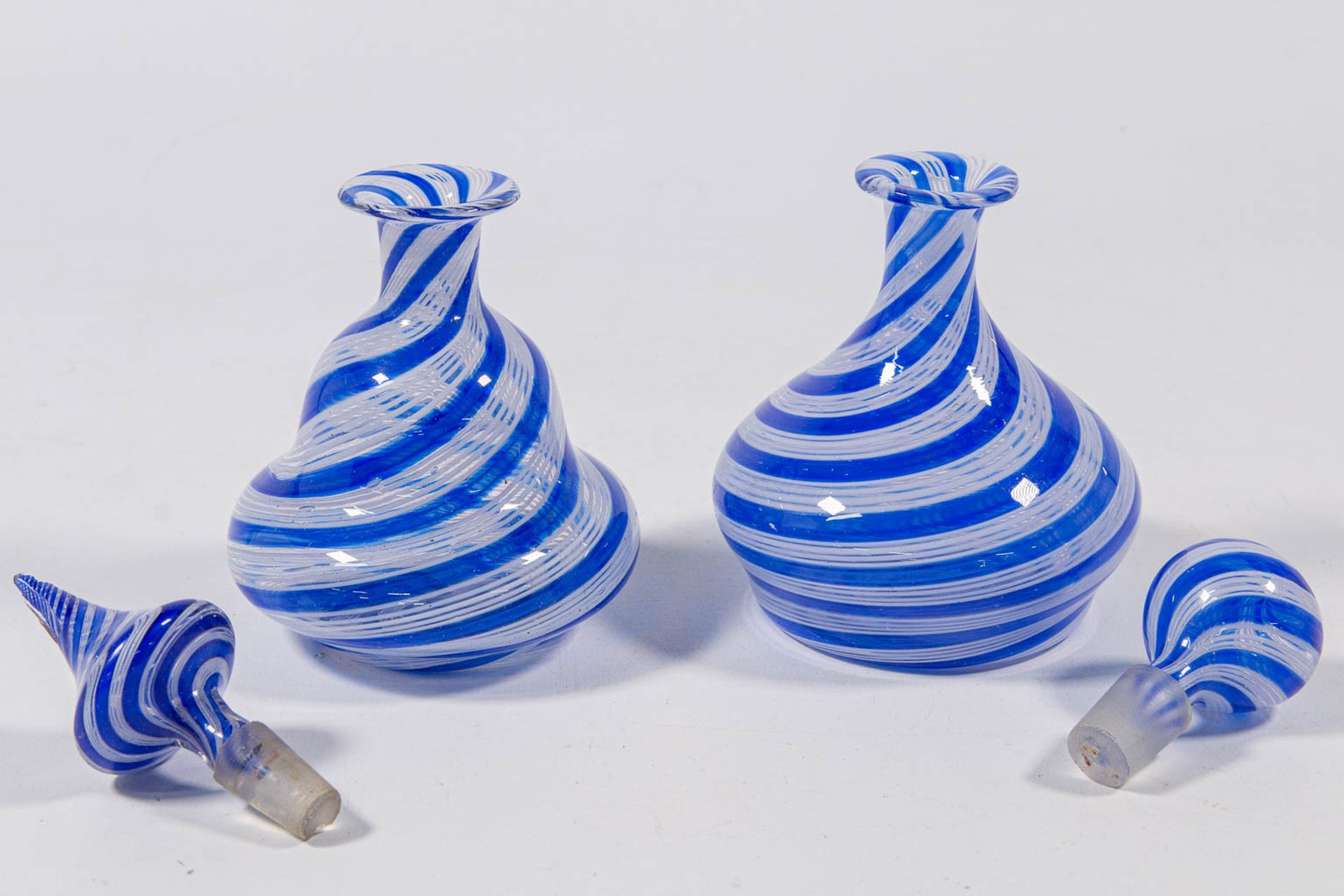 A pair of decanters with stopper, made in Murano, Italy around 1950. (15 x 9 cm) - Image 9 of 17