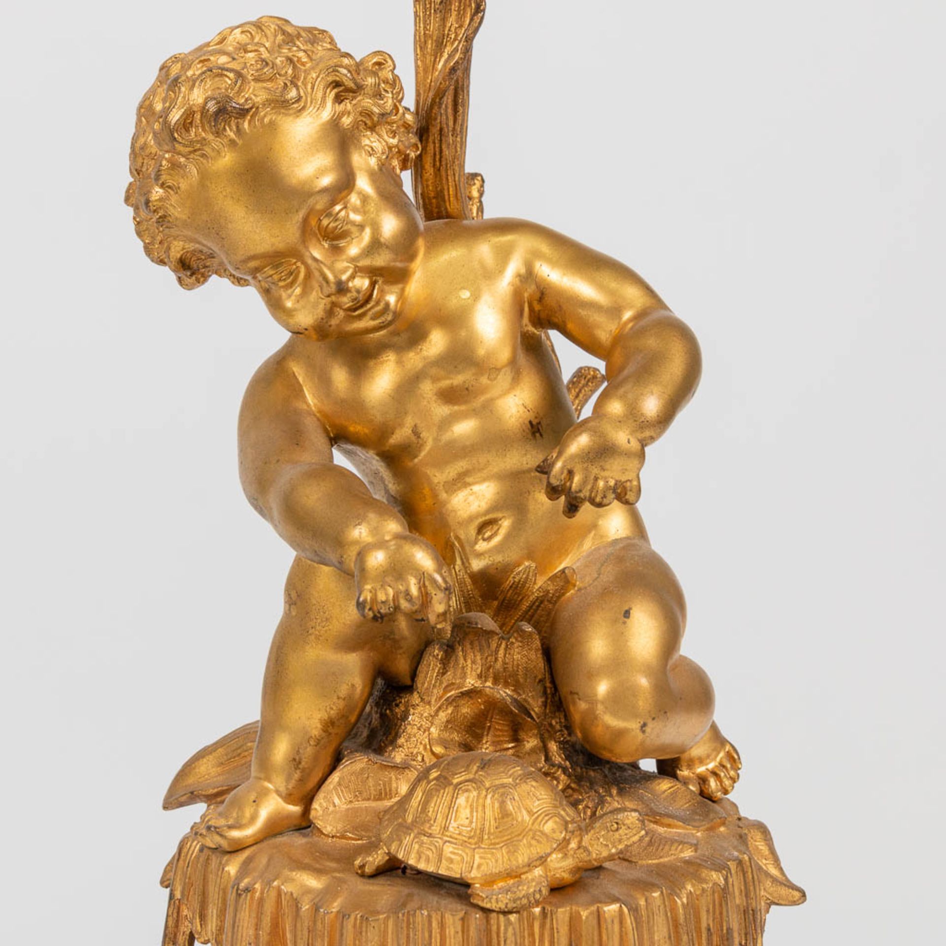 A pair of neoclassical candelabra decorated with putti, playing with pets. 19th century. (30 x 33 x  - Bild 6 aus 17