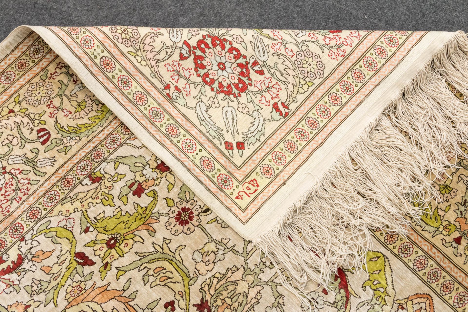 An Oriental hand-made carpet made of silk, Hereke. (135 x 102). - Bild 4 aus 5