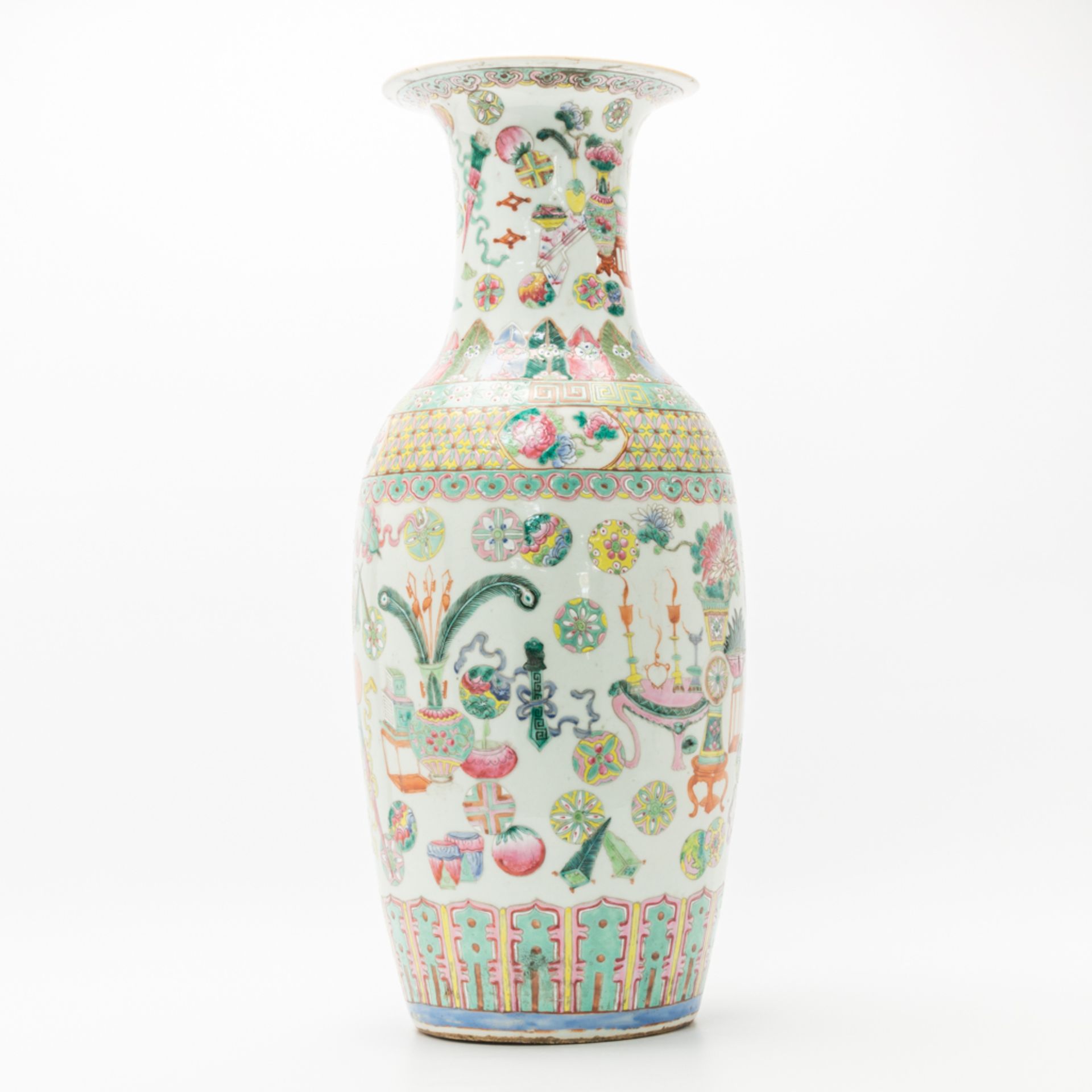 A Chinese vase with decor of symbols of happiness. 19th/20th century. (61 x 25 cm) - Bild 9 aus 20