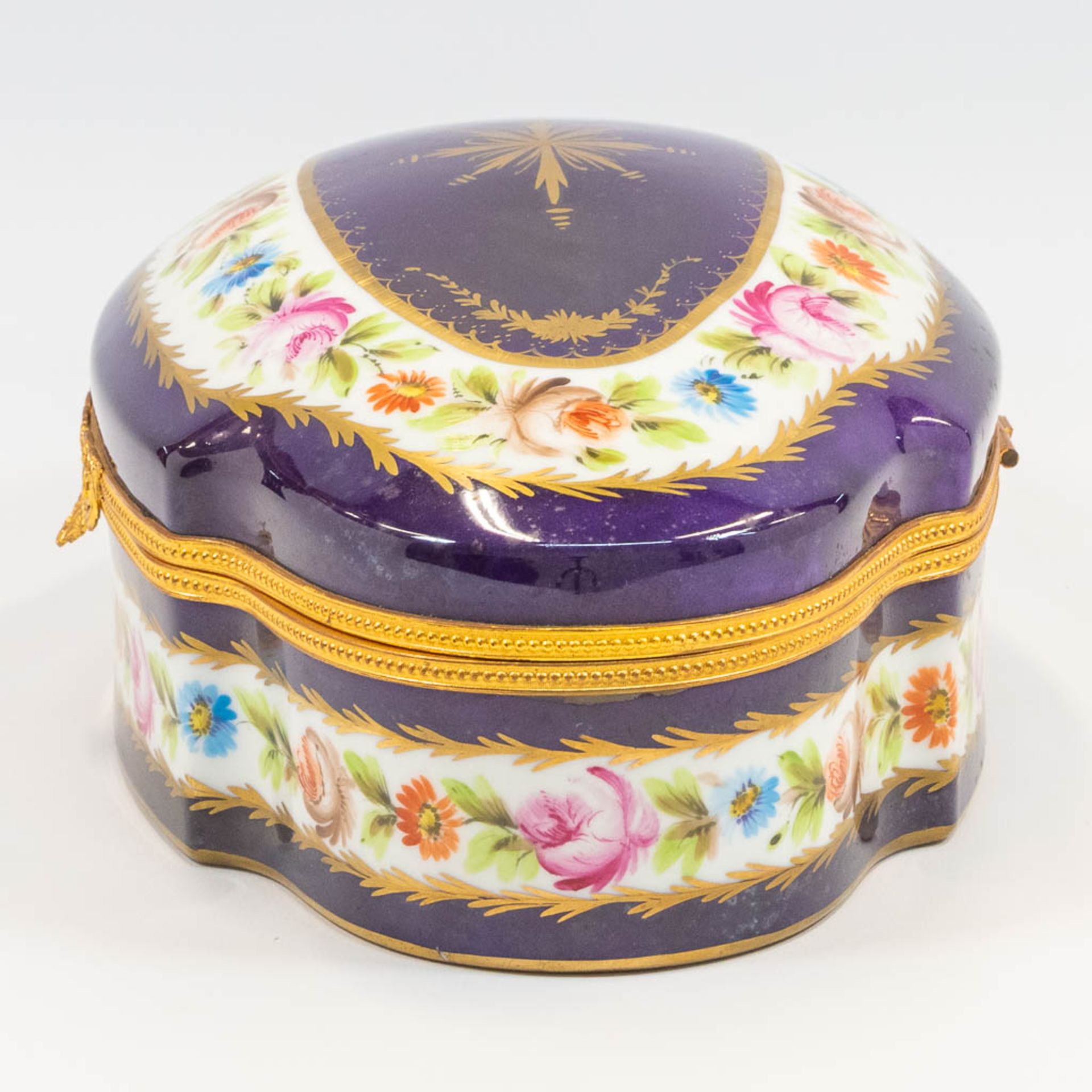 A porcelain trinklet box mounted with bronze and  hand-painted decor and marked JD. Made in Limoges, - Bild 11 aus 15