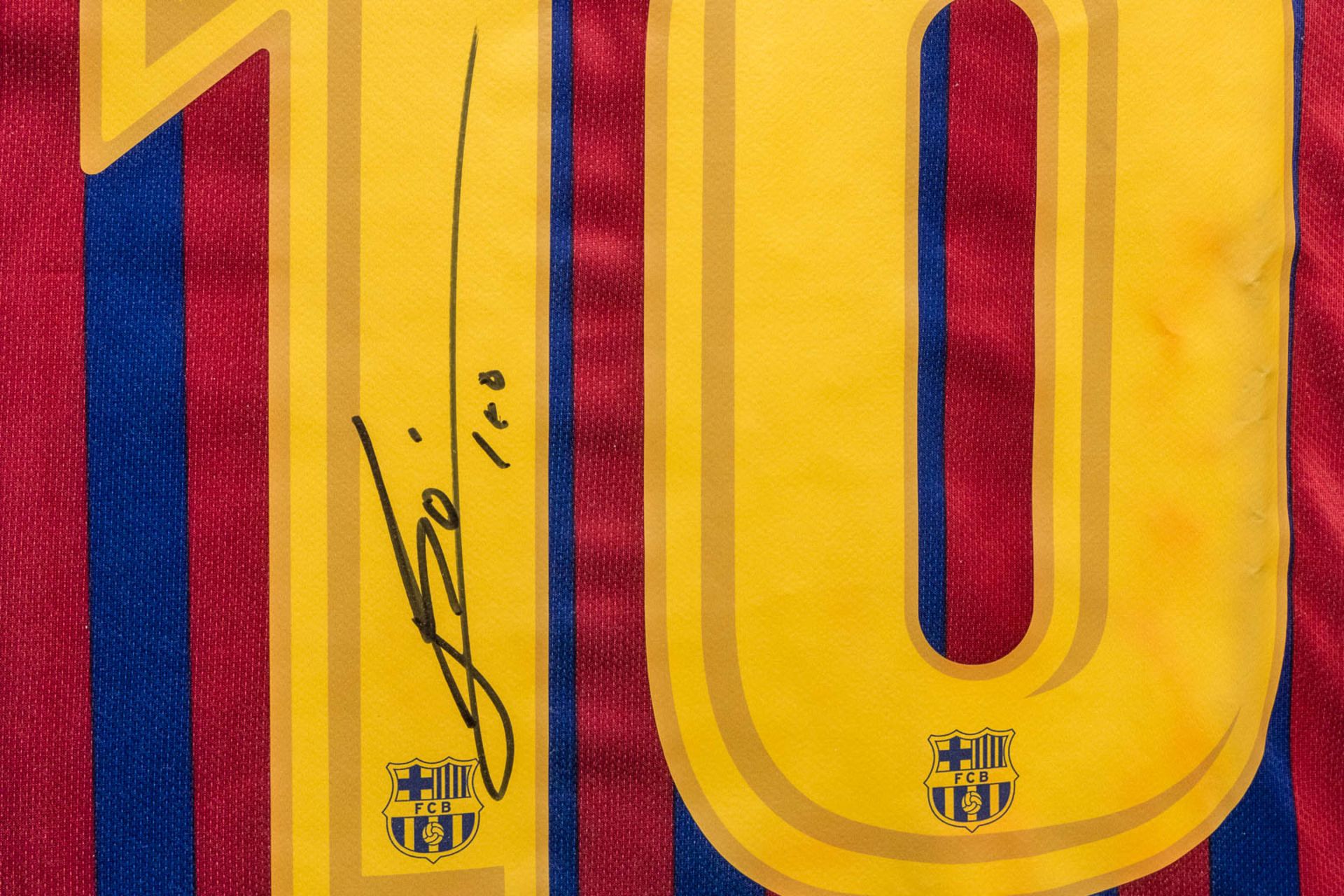 A soccer jersey of FC Barcelona with No 10 and signed by Lionel MESSI, framed. (77 x 75 cm) - Image 3 of 8