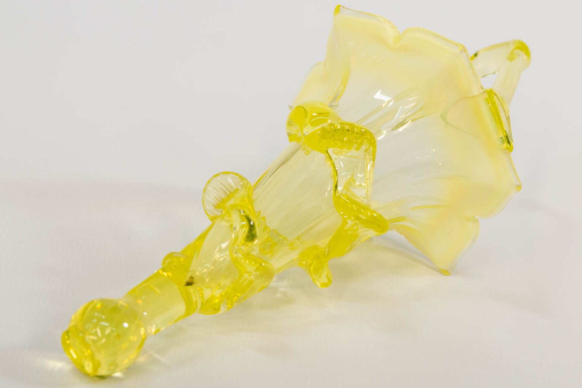 A yellow and clear glass table centrepiece pic-fleur, made in Murano, Italy. (25 x 28 x 45 cm) - Bild 11 aus 15