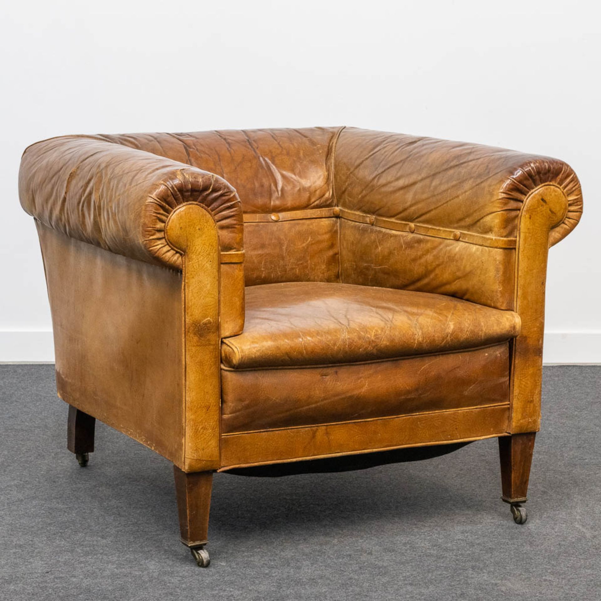 An antique leather club sofa. The first half of the 20th century. (85 x 88 x 70 cm) - Bild 6 aus 18