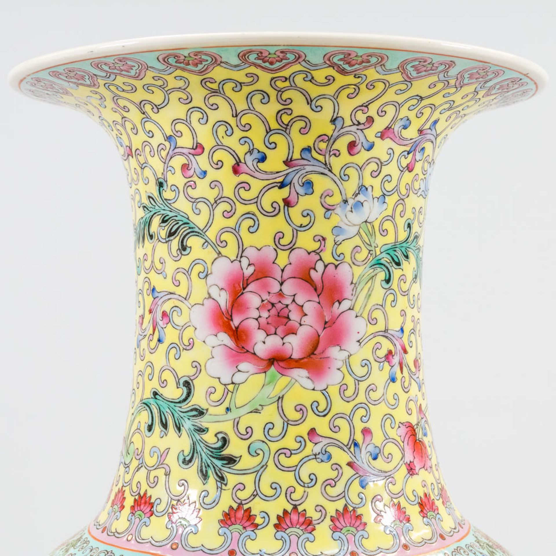 A  Chinese vase with decor of peonies and birds. The second half of the 20th century. (60 x 26 cm) - Bild 12 aus 13