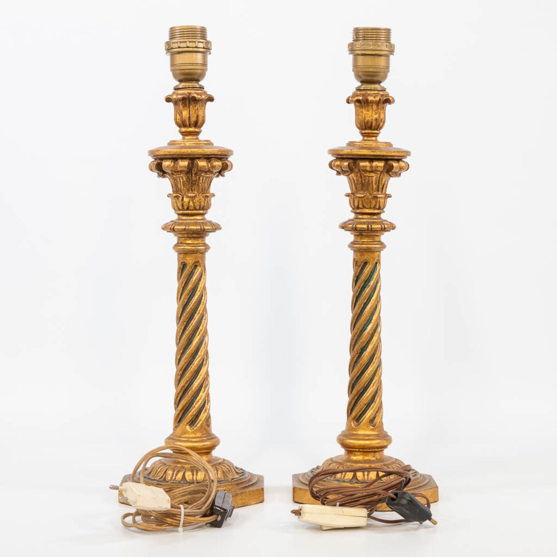 A pair of table lamps made of gilt sculptured wood. (42 x 15 cm) - Bild 4 aus 10