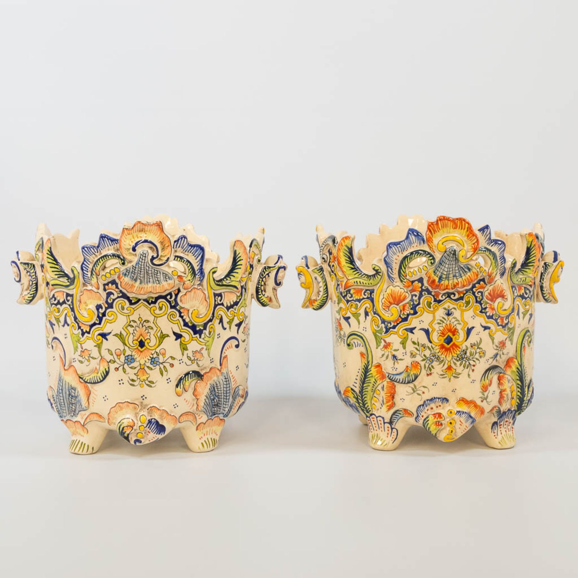 A pair of cache-pots with hand-painted decor, made of faience in Rouen, France. (23 x 27 x 22 cm) - Bild 6 aus 17