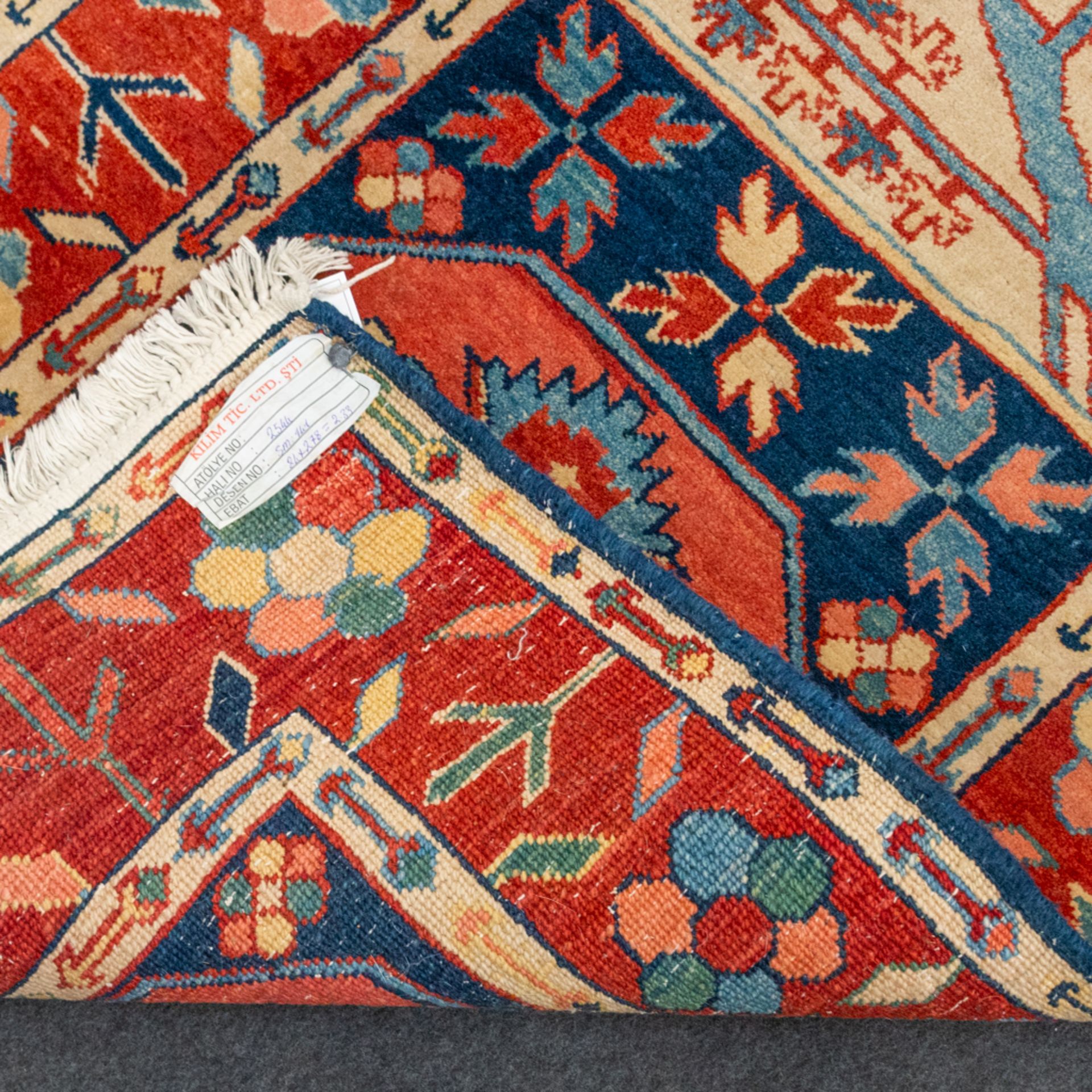 A collection of 2 eastern Kelim hand-made carpets. (84 x 272)(85 x 101). - Bild 6 aus 17