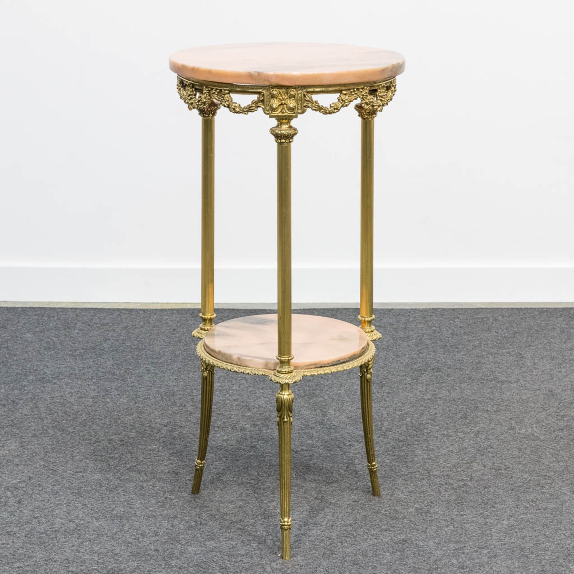 A two-tier side table made of bronze and with pink marble tops. (72 x 34,5 cm) - Bild 4 aus 12