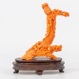 A Chinese red coral sculptured statue of a lady, around 1980. (7 x 7 x 20,5 cm)