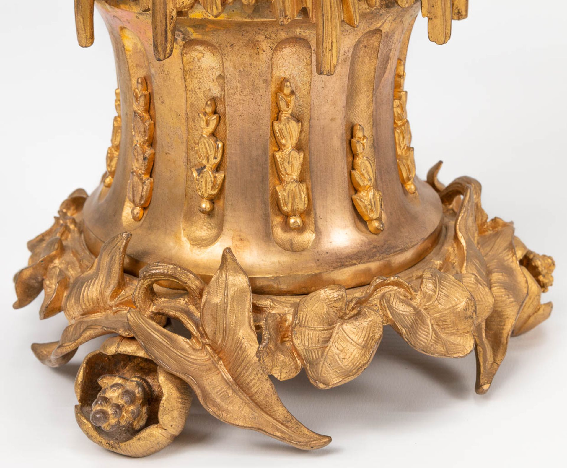 A pair of neoclassical candelabra decorated with putti, playing with pets. 19th century. (30 x 33 x  - Bild 17 aus 17