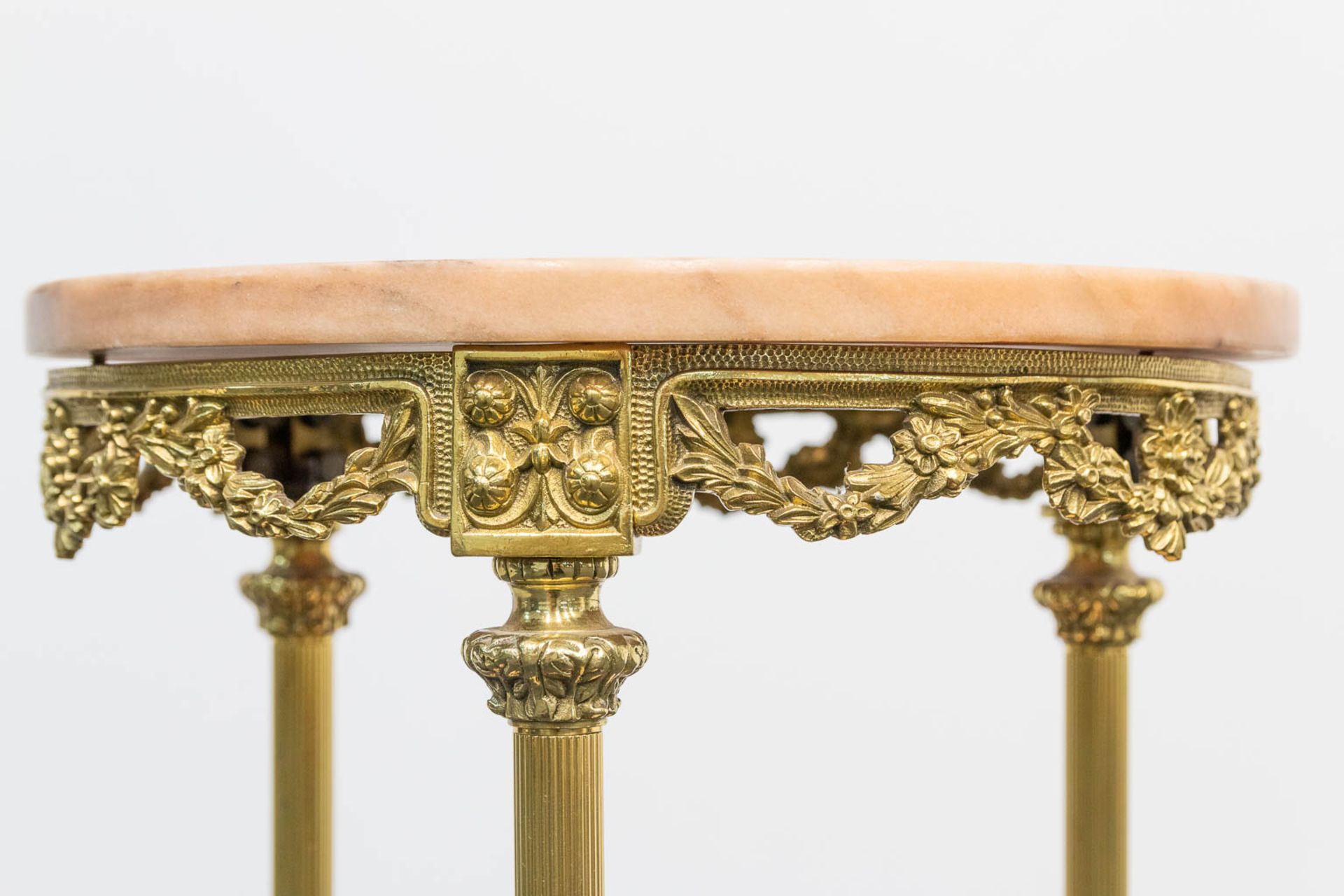 A two-tier side table made of bronze and with pink marble tops. (72 x 34,5 cm) - Bild 11 aus 12