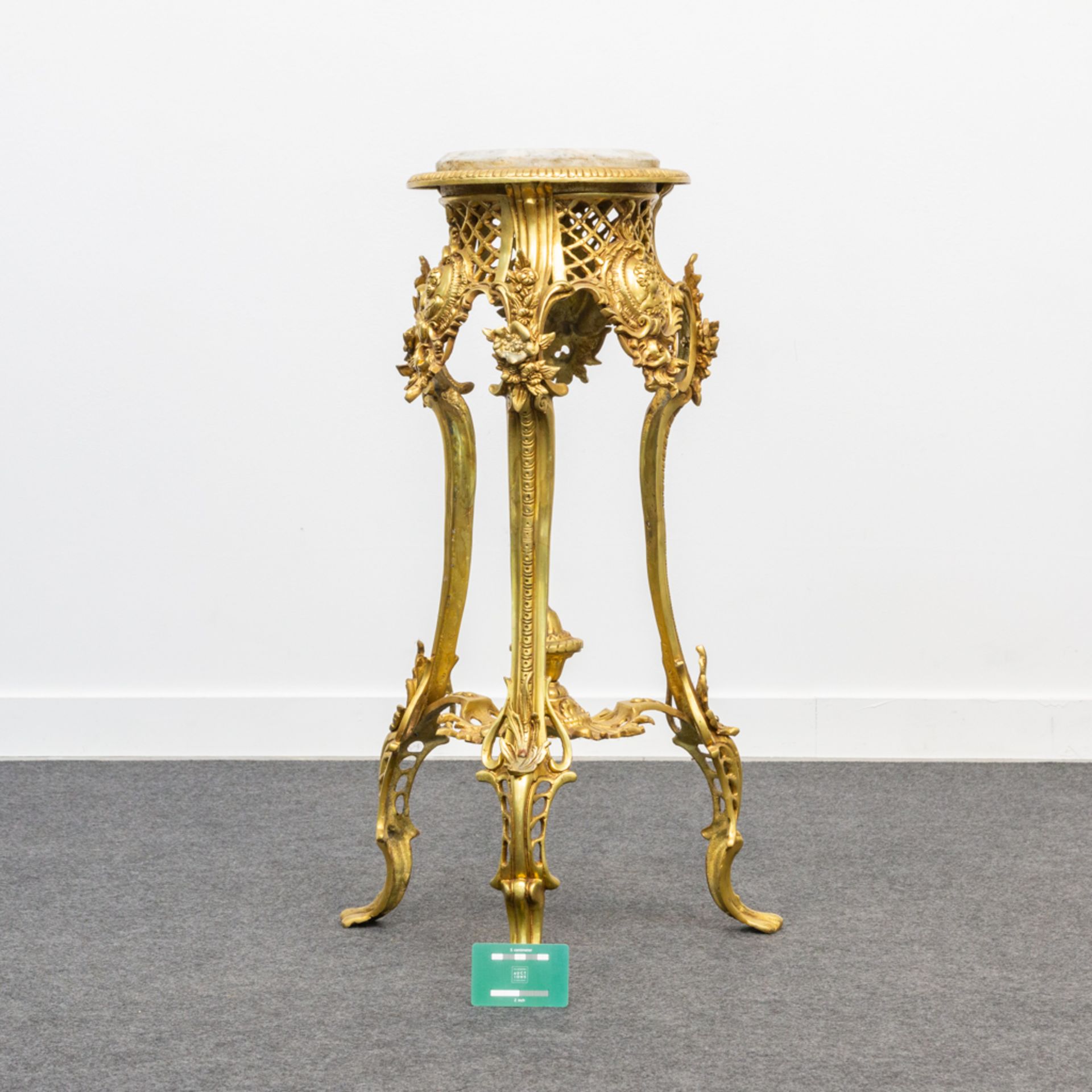 A side table in rococo style, made of bronze with a marble top. The second half of the 20th century. - Bild 7 aus 12