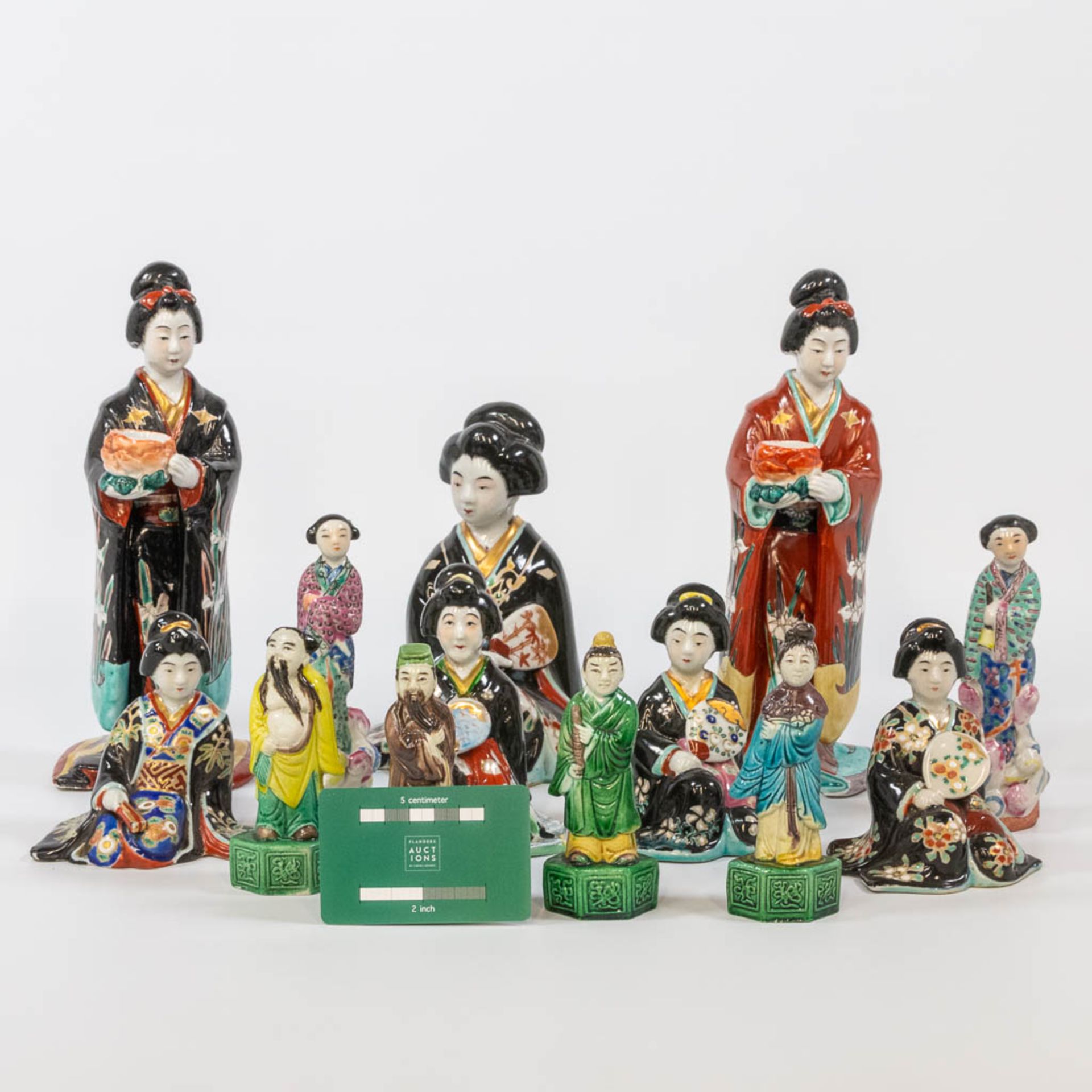 A collection of 13 Chinese and Japanese statues made of porcelain and ceramics. (10 x 11 x 25 cm) - Bild 12 aus 17