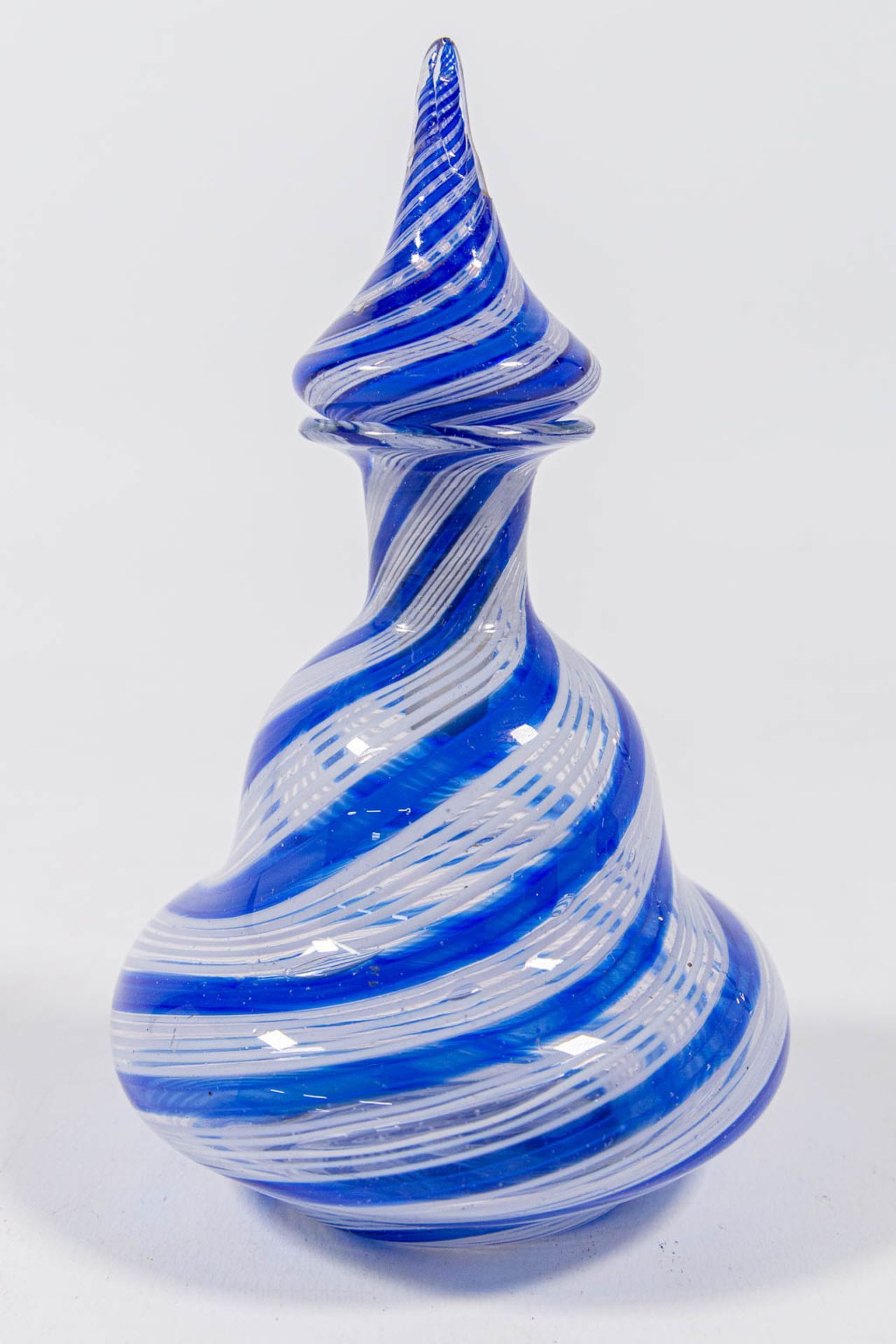A pair of decanters with stopper, made in Murano, Italy around 1950. (15 x 9 cm) - Image 12 of 17