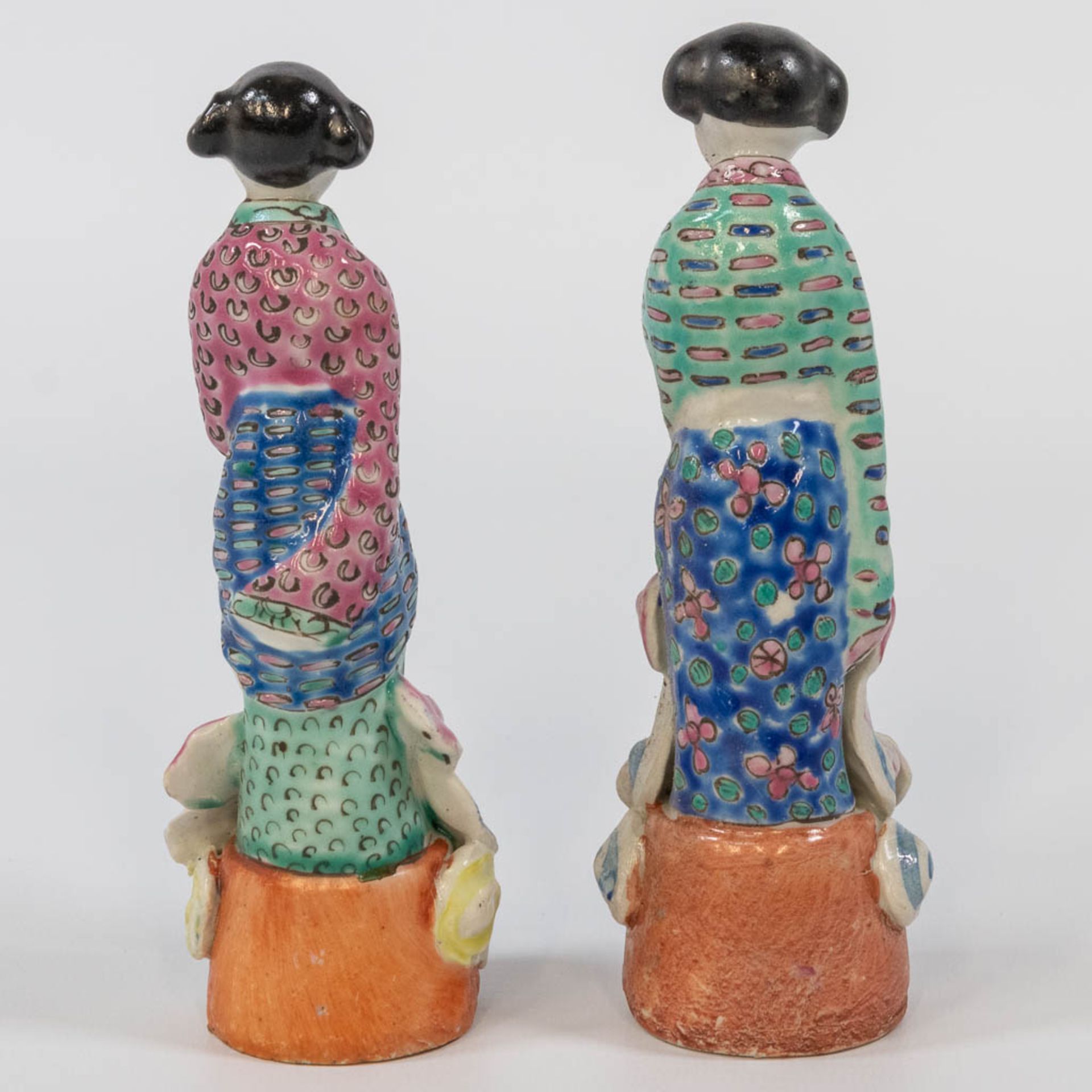 A collection of 13 Chinese and Japanese statues made of porcelain and ceramics. (10 x 11 x 25 cm) - Bild 17 aus 17