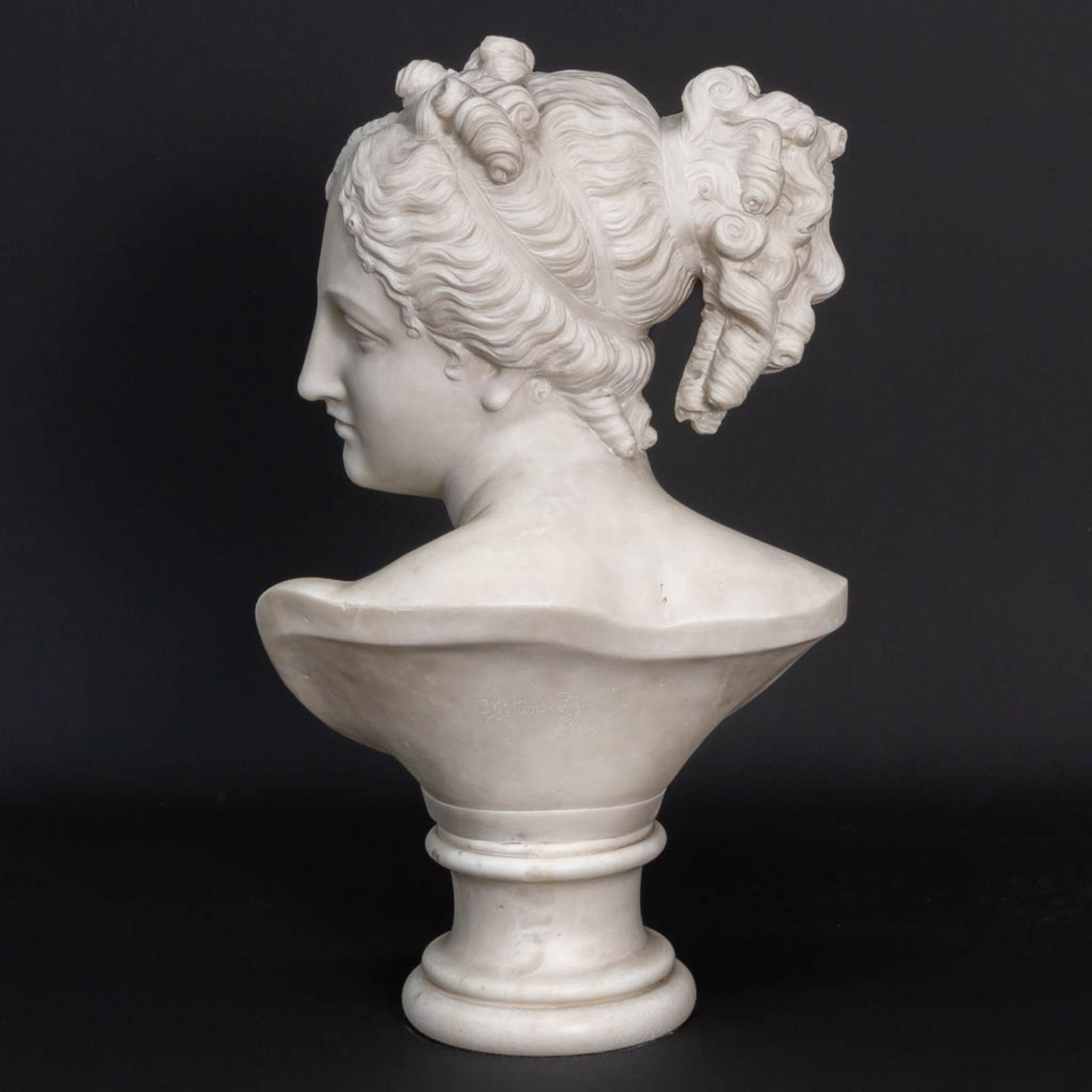 An imposing and beautiful bust of a lady, sculptured in white Carrara marble and marked G. Pettini a - Bild 4 aus 8