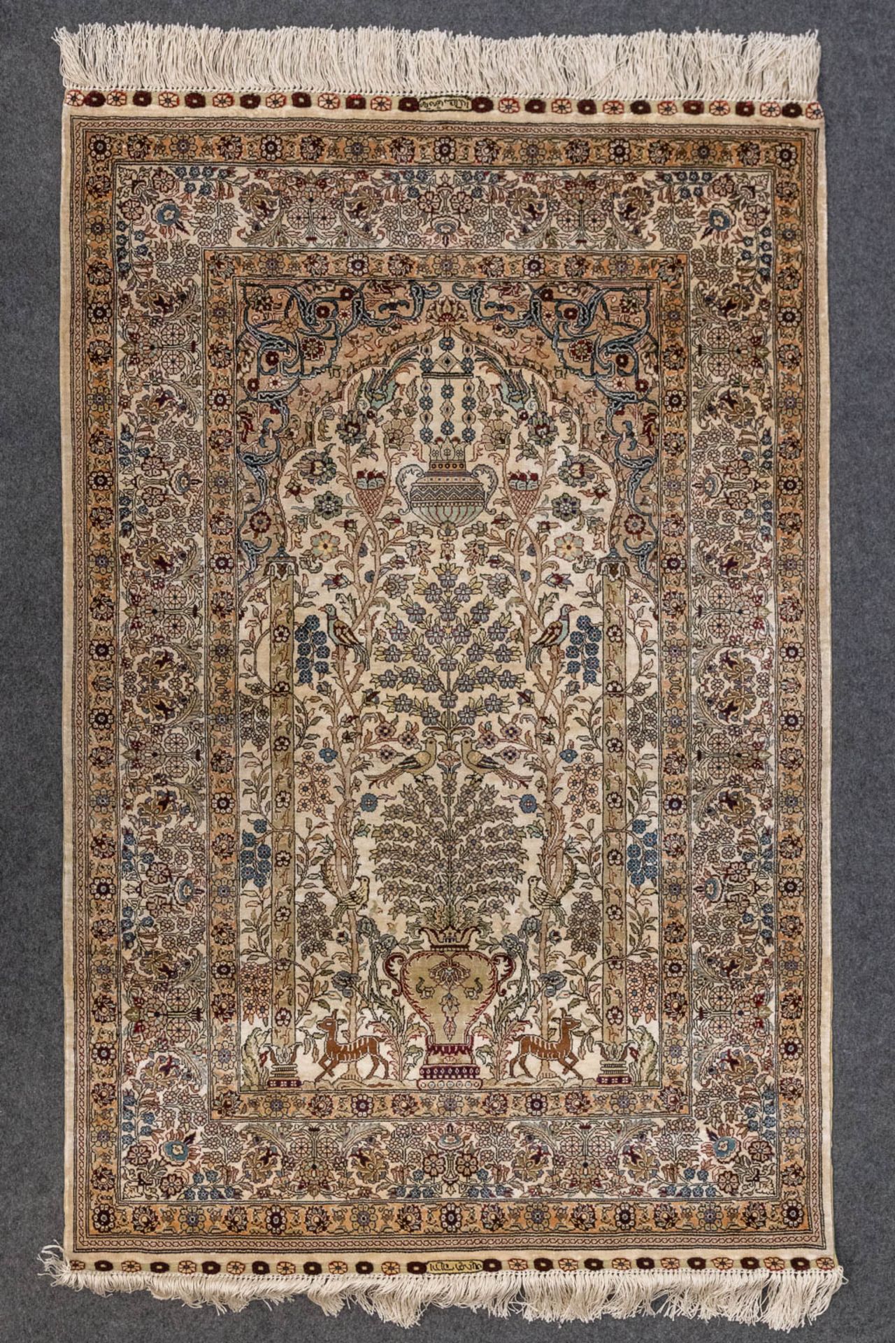A hand-made carpet made of silk, Hereke, (122 x 77 cm). 