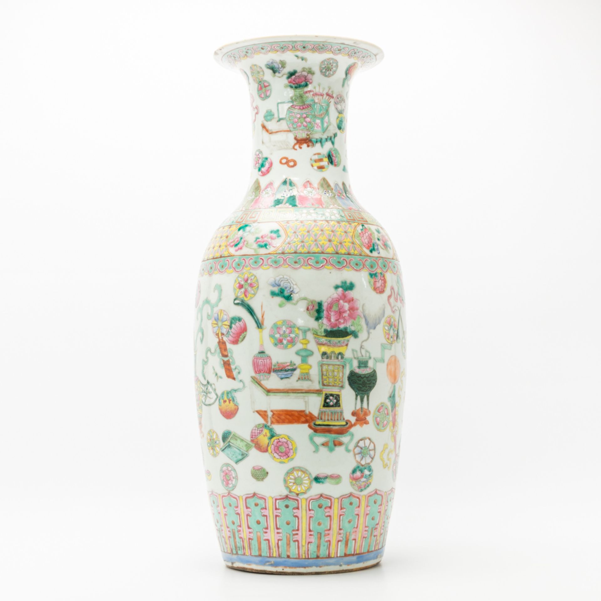 A Chinese vase with decor of symbols of happiness. 19th/20th century. (61 x 25 cm) - Bild 5 aus 20