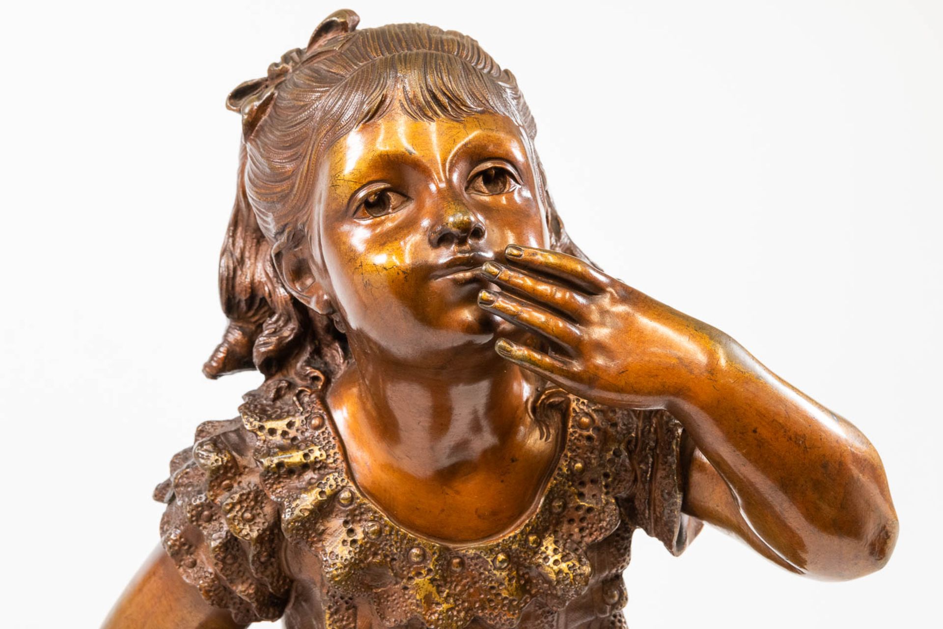Adrien Etienne GAUDEZ (1845-1902) an elegant bronze statue of a young girl. (22,5 x 30 x 60 cm) - Bild 12 aus 14