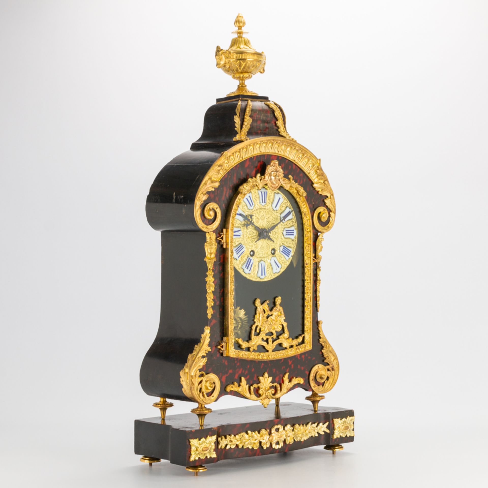 A table clock on console, made of tortoise shell and mounted with ormolu bronze. 19th century. (14,5 - Image 7 of 20