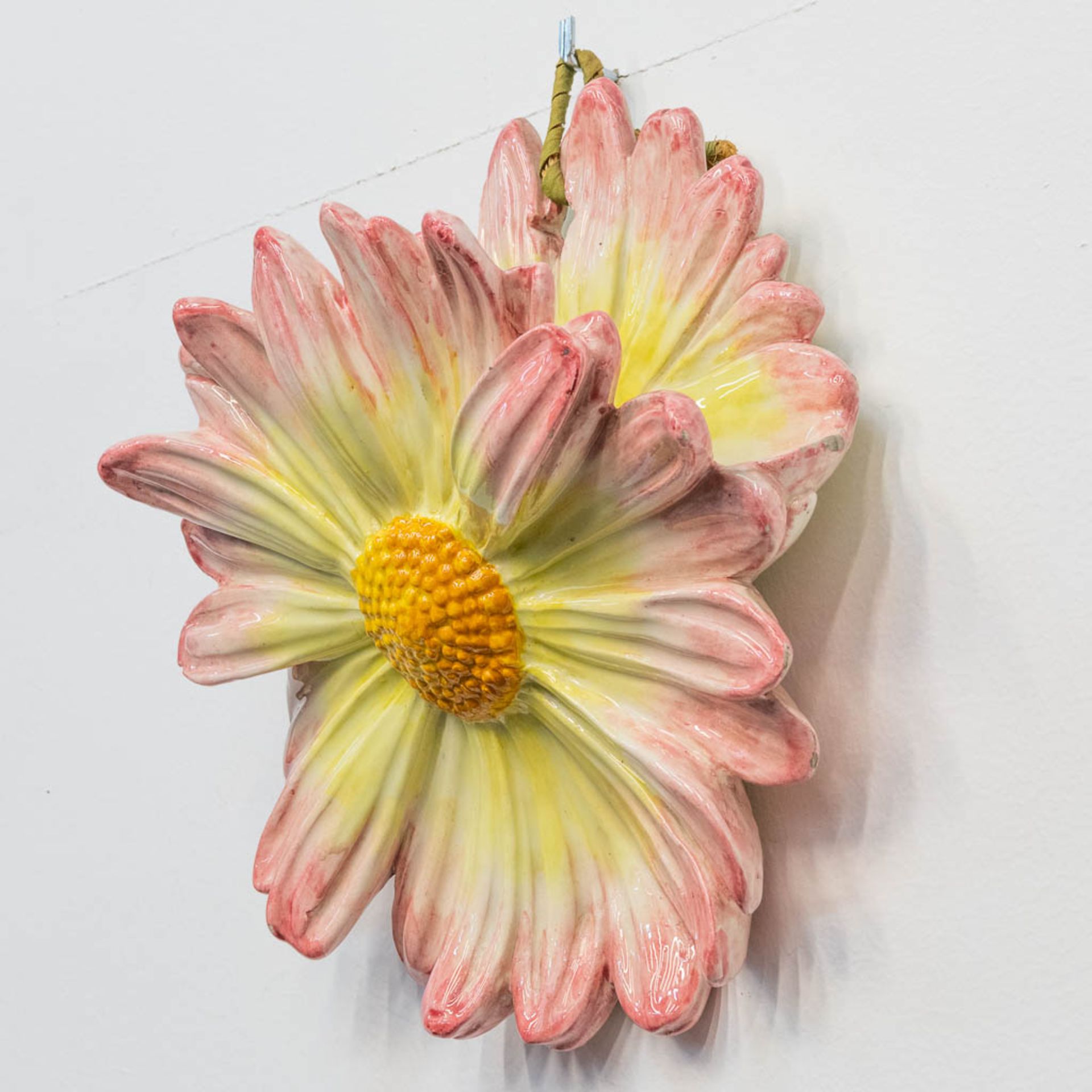 A majolica wall pocket flower vase, in the shape of a flower. Marked JVF on the back. (13 x 27 x 30, - Bild 3 aus 9