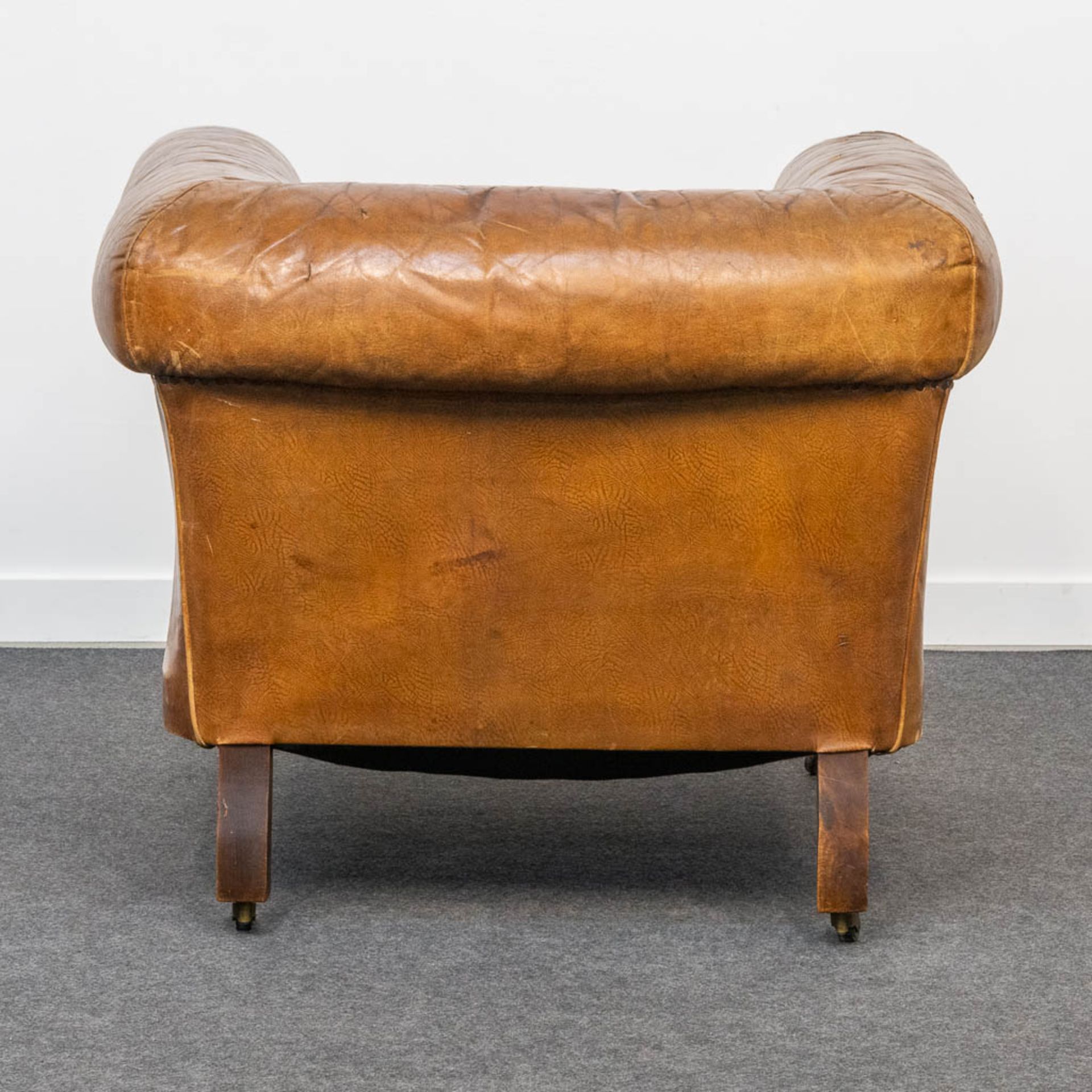 An antique leather club sofa. The first half of the 20th century. (85 x 88 x 70 cm) - Bild 5 aus 18