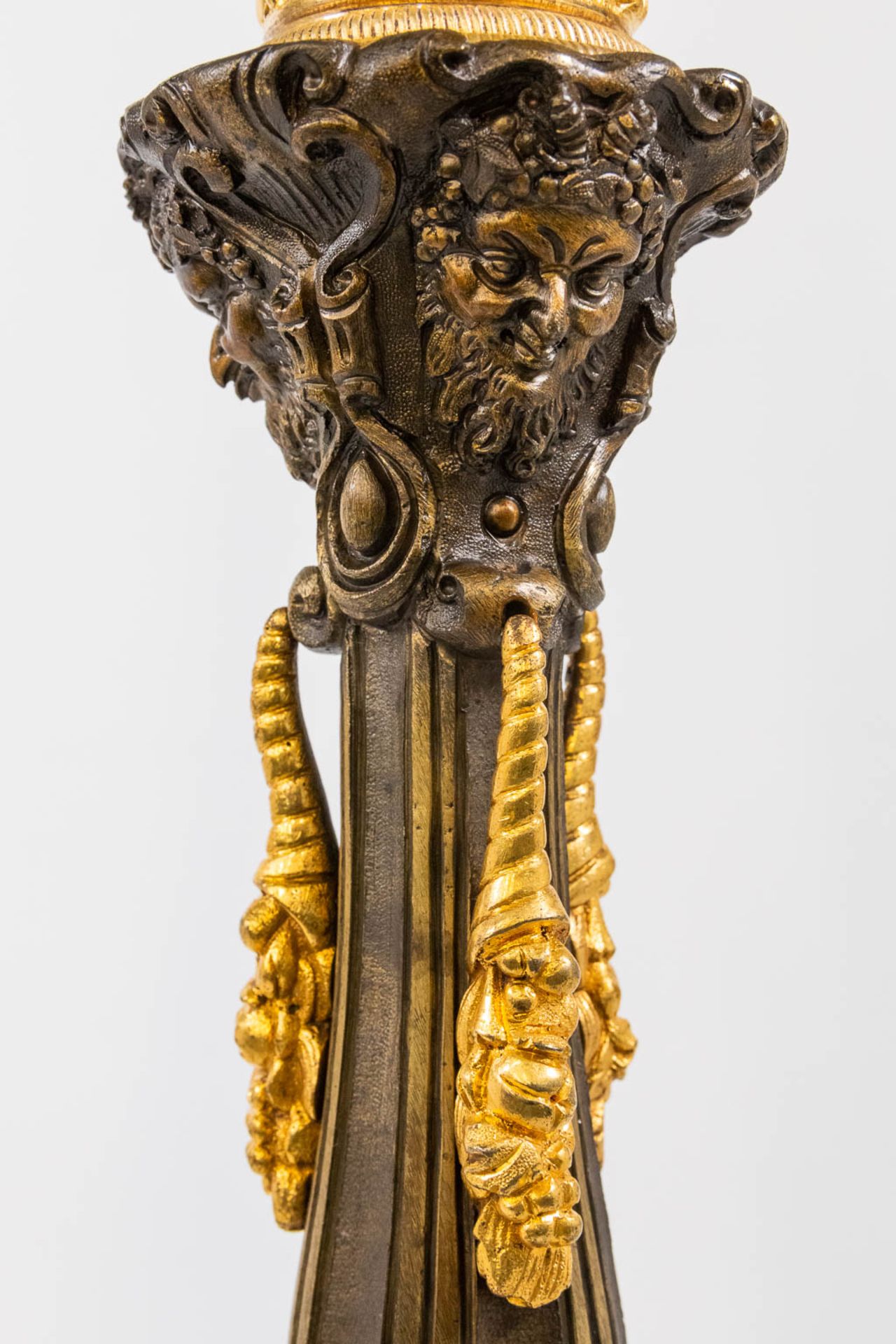 A pair of candelabra decorated with putti, combination of patinated and gilt bronze. 19th century. ( - Bild 12 aus 13