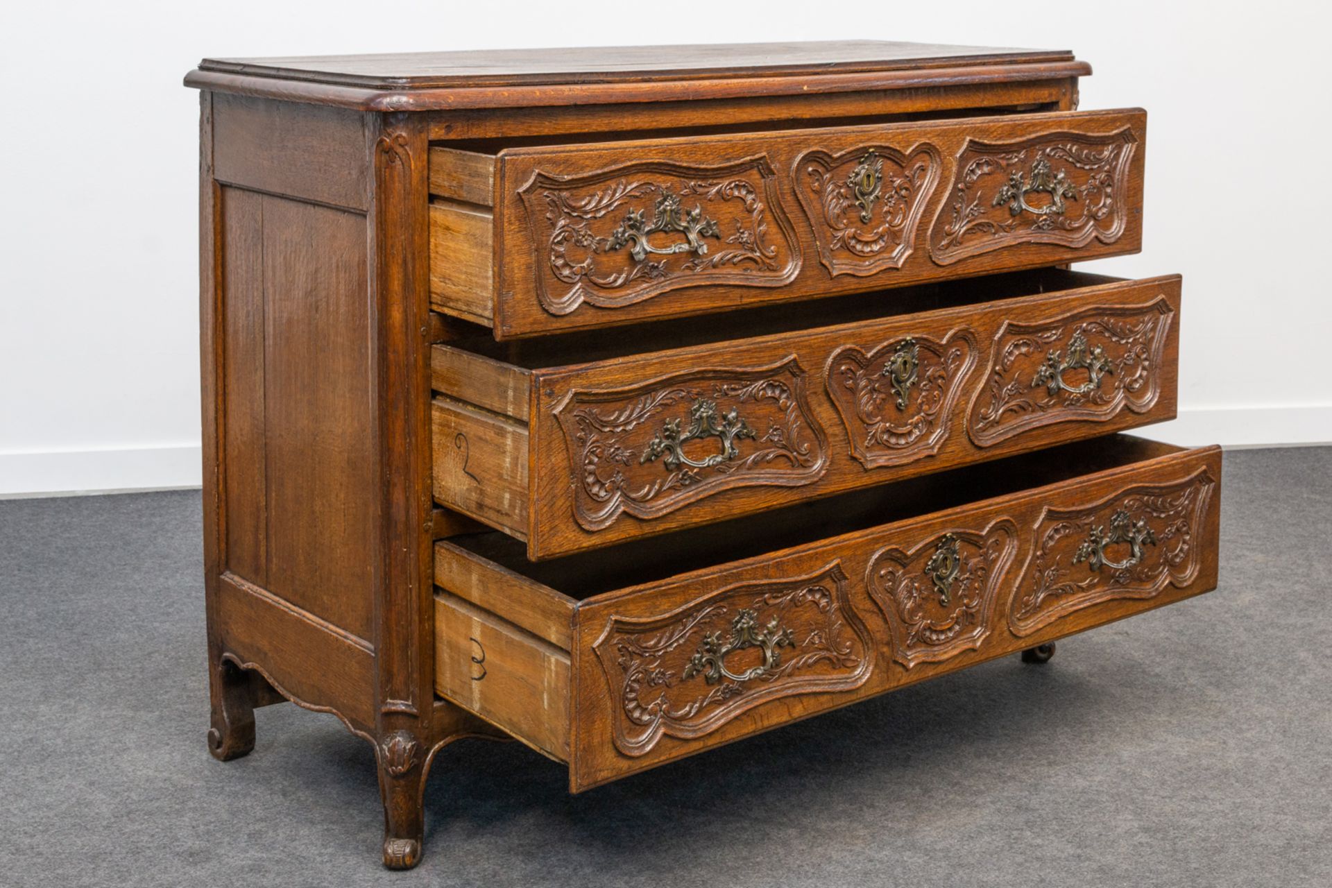 An antique commode with 3 drawers in the Louis XV period, sculptured decor, and mounted with bronze. - Bild 11 aus 17