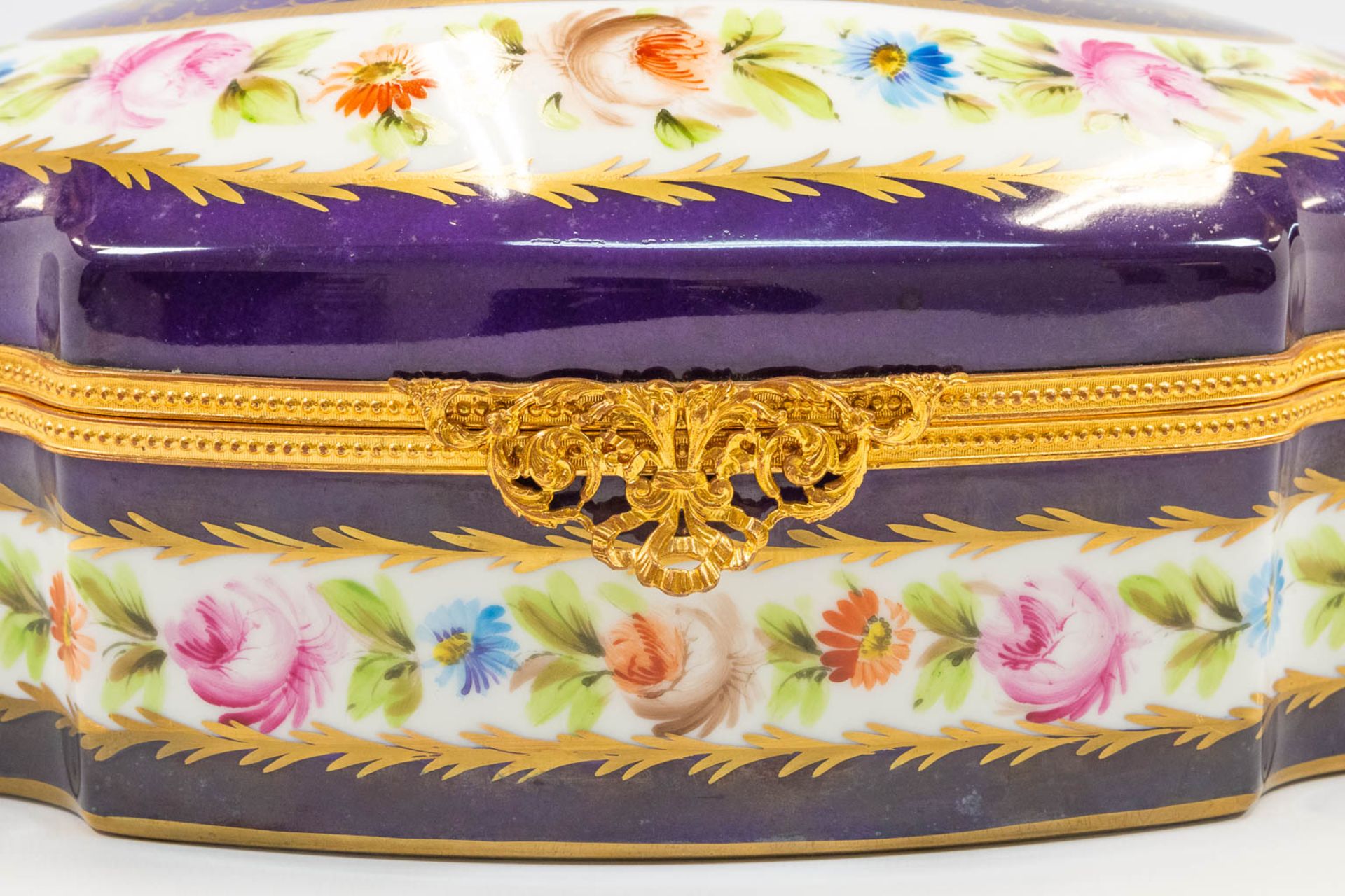 A porcelain trinklet box mounted with bronze and  hand-painted decor and marked JD. Made in Limoges, - Bild 15 aus 15