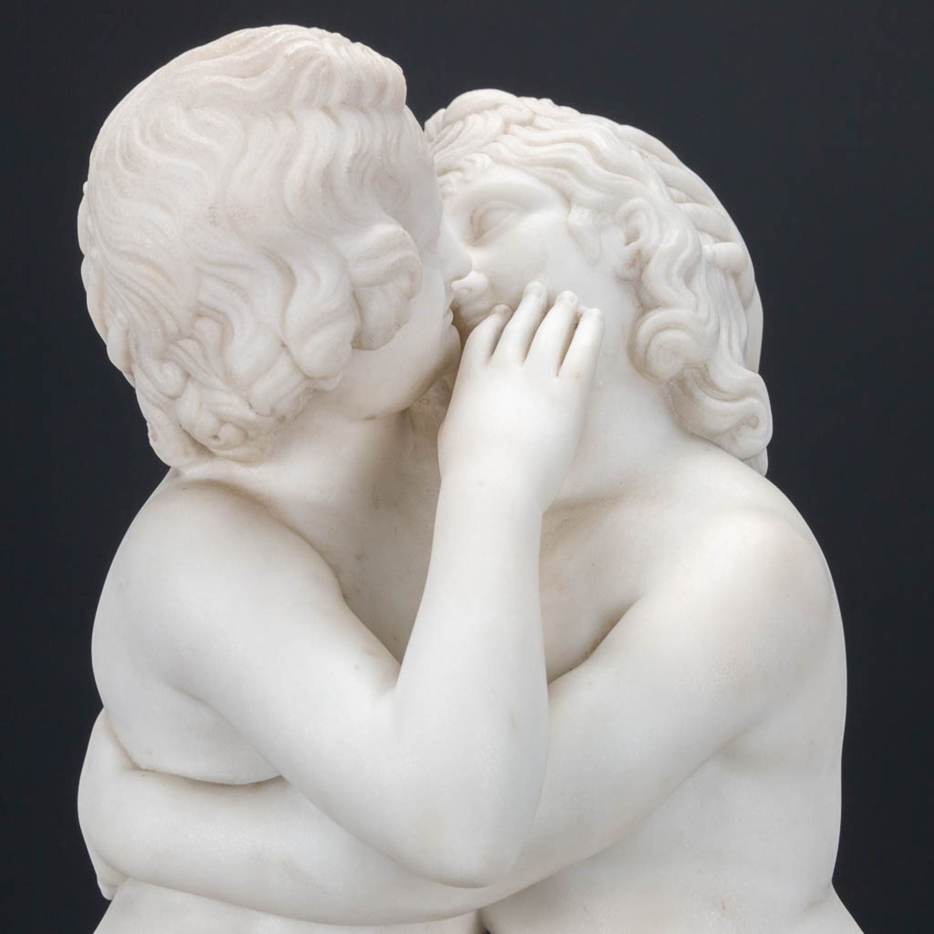 No signature found, a Carrara marble statue 'The Kiss', made in Italy, 19th century. (19 x 20 x 56 c - Bild 8 aus 13