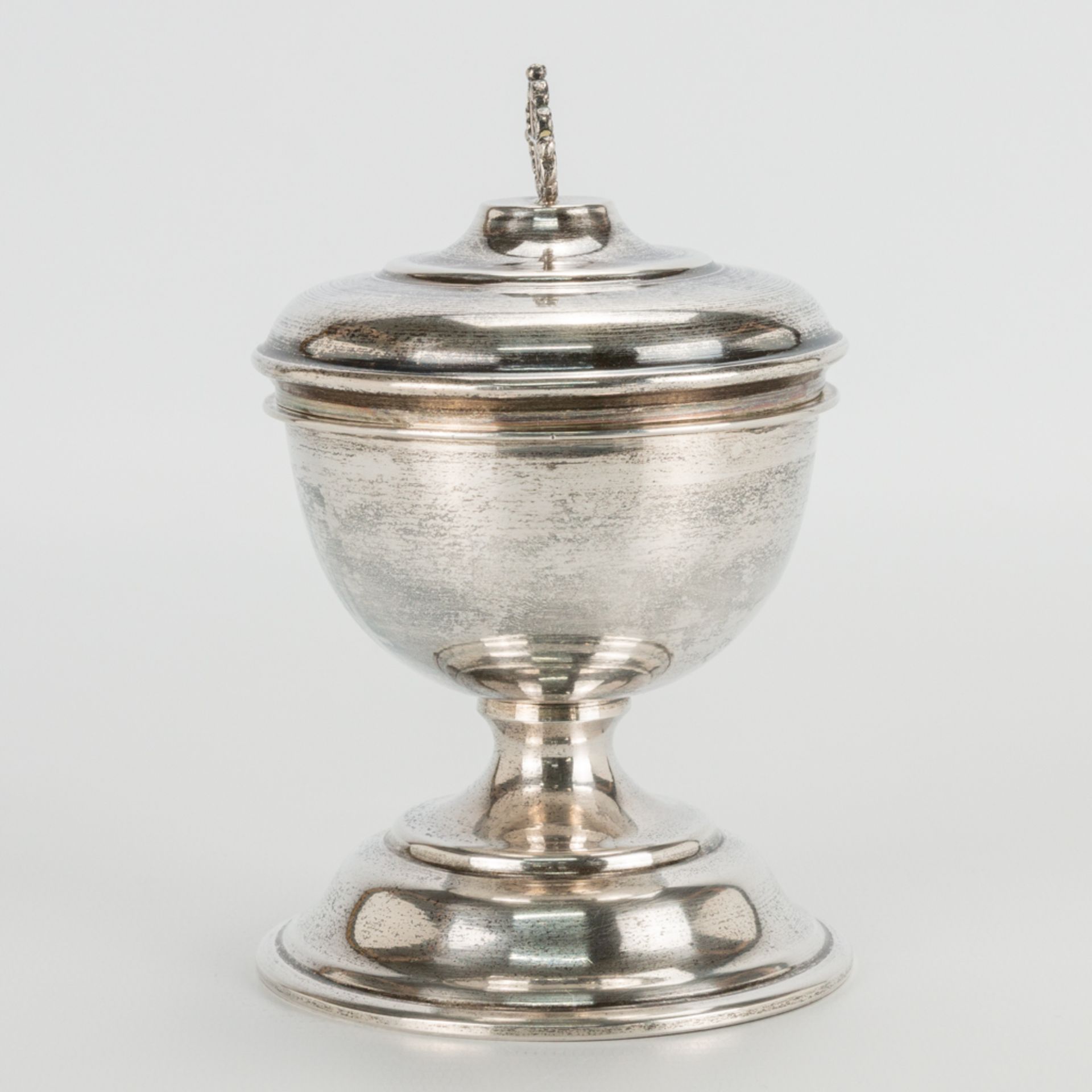 An antique silver ciborium with spoon. . (14 x 9 cm) - Bild 3 aus 11