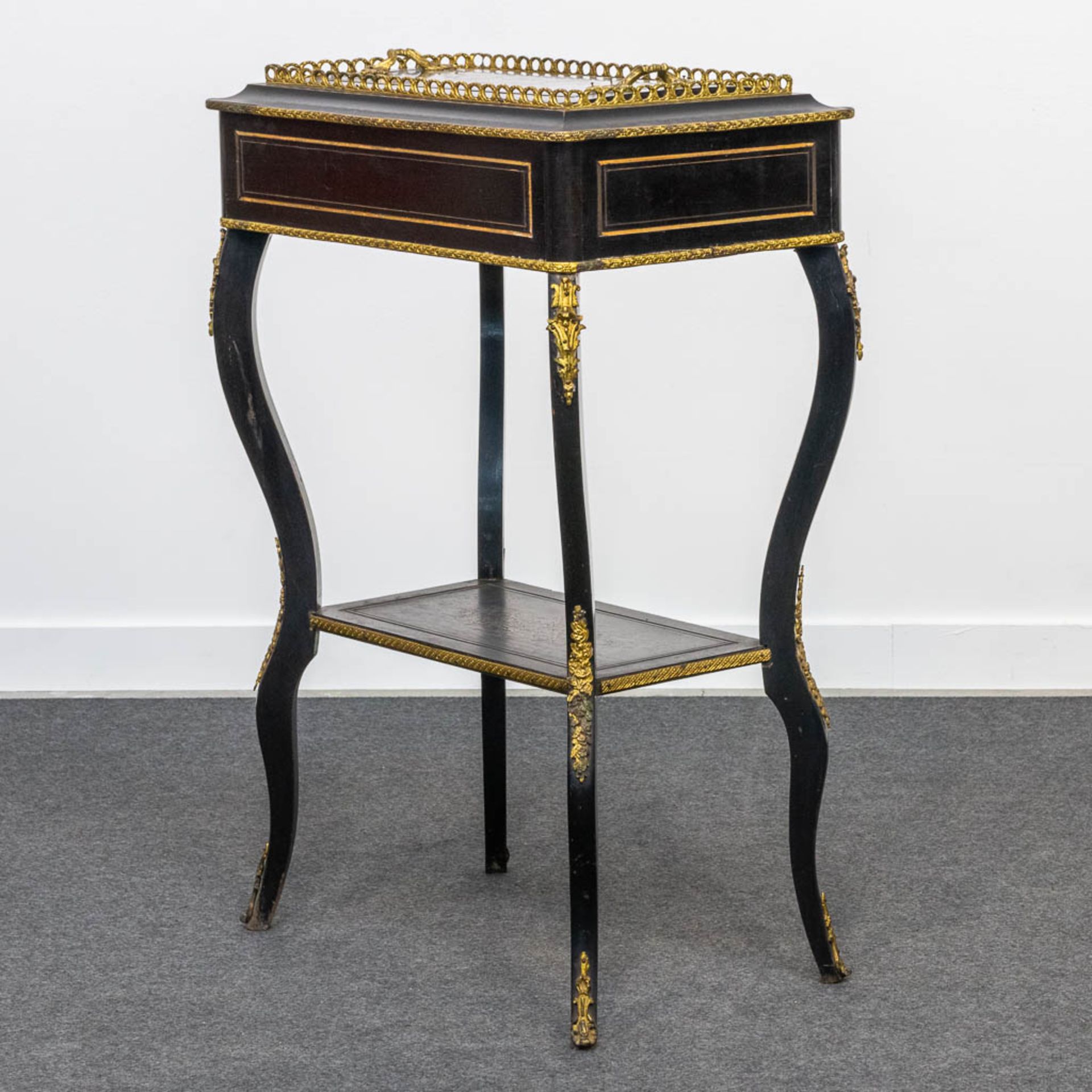 A Napoleon 3 side table, mounted with ormolu bronze and finished with a serving tray. (35 x 55 x 82  - Bild 11 aus 16