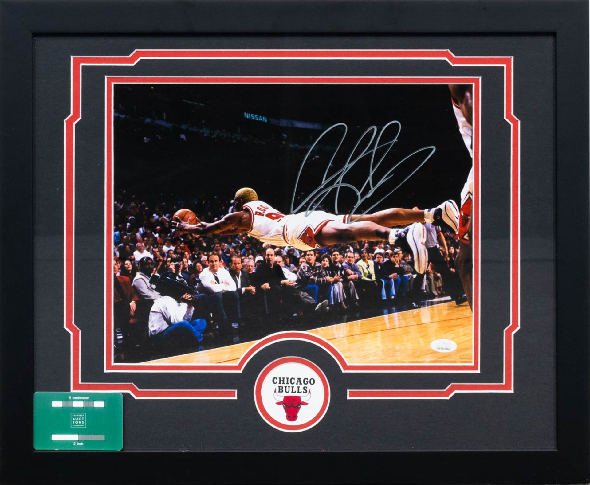 A photograph of Dennis Rodman, a Basketball player with The Chicago Bulls, with an autograph signatu - Bild 9 aus 9